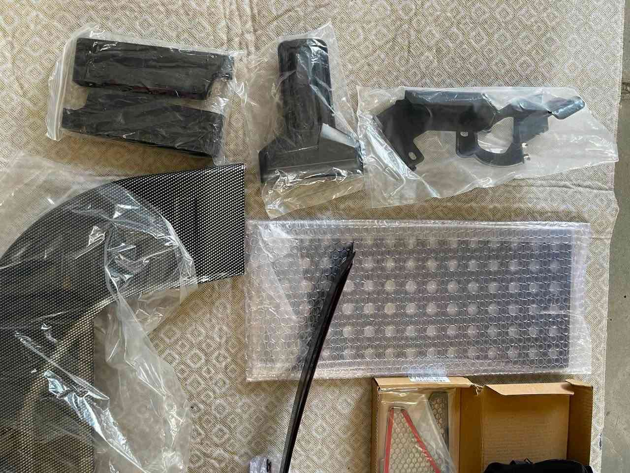 ديكور ابواب جيتور T2 شكل الكاربون فايبر 

صندوق تنظيم اغراض 

طقم دوسات نيكل اسود 

حصيرة صندوك نيكل 

ترايش ديكور 

حافظات كلينس 

استراحة رجل بالكشن تنربط

بردة سلايت خلفية

ديكور جامات خلفية

هواية غراض جدد

كلهن 150 الف 

***********
