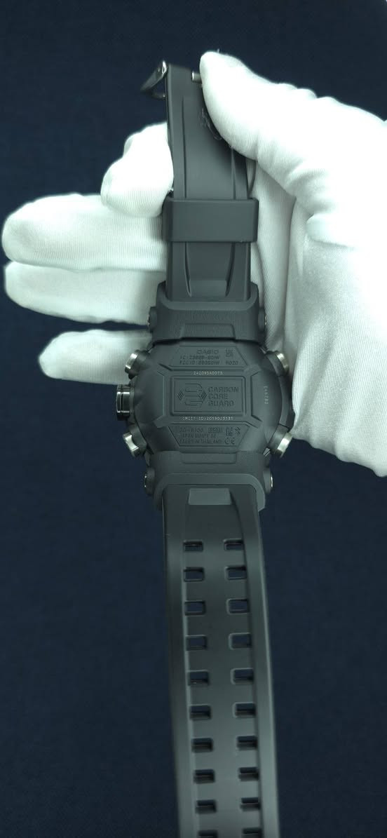 السلام عليكم 

ساعة كاسيو جي شوك مود ماستر بحالة جديد
GG-B100

° الوصف
• هذا طراز من السلسلة G-Shock Mudmaster مصمم للاستخدام في البيئات القاسية التي يتناثر فيها الحصى والأوساخ والحطام، ويستخدم مواد من الكربون. يساعد استخدام الكربون عالي الصلابة في الهيكل على منع التلف والتشويه، ويضمن مستوى عاليًا من الإحكام ومقاومة الصدمات. كما يتميز هذا الطراز بعامل تصفية يحمي من تسرب الوحل ومزود بظهر لوحة مصنوع من الفولاذ المقاوم للصدأ وغطاء خلفي مصنوع من الراتينج الصافي المقاوم للصدمات الممزوج بألياف زجاجية، هذا ما يمنحه مستوى عاليًا من المقاومة للغبار والوحل. ويأتي الإطار مزودًا أيضًا بثلاث طبقات من الراتينج الصافي مع حشوات من ألياف الكربون.

° المعلومات الأساسية

• القطر 51.3 ملم

• مقاومة الماء حتى عمق 200 متر

• ومقاومة الصدمات مقاومة الوحل و بنية حماية أساسية من الكربون

• مصدر الطاقة وعمر البطارية عمر البطارية التقريبي: سنتان على CR2025

• ضبط الوقت
Bluetooth: يتصل الطراز بالهواتف الذكية ويضبط الوقت تلقائيًا

• ميزة قابلية اتصال التطبيقات
ضبط الوقت التلقائي
إعداد سهل للساعة
توقيت عالمي لـ 300 مدينة تقريبًا
بيانات سجل الأنشطة اليومية
سجل المهام
مؤشر الموقع
ذاكرة الموقع
تخصيص تبديل الوضع/الشاشة
التصحيح التلقائي للارتفاع
الباحث عن الهاتف

• عرض وقت شروق الشمس ووقت غروب الشمس
وقت شروق الشمس ووقت غروب الشمس في تاريخ معين

• التوقيت العالمي ، 38 منطقة توقيت (38 مدينة + التوقيت العالمي المنسق)، تشغيل/إيقاف تشغيل التوقيت الصيفي، تبديل المدينة المحلية/مدينة التوقيت العالمي

• ساعة إيقاف بدقة 1/100 ثانية
من 00'00''00 إلى 59'59''99 تقريبًا (لأول 60 دقيقة)
من 1:00'00 إلى 23:59'59 تقريبًا (بعد 60 دقيقة)
وحدة القياس:
1/100 ثانية (لأول 60 دقيقة)
ثانية واحدة (بعد 60 دقيقة)
أوضاع القياس: الوقت المنقضي، وقت الانقسام، أوقات المكانَين الأول والثاني

• مؤقت العد التنازلي، وحدة القياس: ثانية واحدة، نطاق العد التنازلي: 24 ساعة، نطاق ضبط وقت بدء العد التنازلي: من ثانية واحدة إلى 24 ساعة (زيادات بمعدل دقيقة واحدة وزيادات بمعدل ساعة واحدة)

• ضوء LED لوجه الساعة (ضوء LED تلقائي، مصباح شديد الإضاءة، مدة إضاءة قابلة للتحديد (1,5 ثانية أو 3 ثوانٍ)، إضاءة الشفق)
إضاءة خلفية بتقنية LED للشاشة الرقمية (ضوء LED تلقائي، مصباح شديد الإضاءة، مدة إضاءة قابلة للتحديد (1,5 ثانية أو 3 ثوانٍ)، إضاءة الشفق)

• 5 منبهات يوميًا إشارة الوقت بالساعة

• نطاق مقياس الارتفاع: من -700 إلى 10000 م (من -2300 قدم إلى 32800 قدم)، وحدة القياس: 1 م (5 أقدام)، رسم بياني لإشارة العقرب إلى فارق الارتفاع، قياسات الذاكرة اليدوية (حتى 14 سجلاً، يتضمن كل منها الارتفاع والتاريخ والوقت)، بيانات السجل التلقائي (الارتفاعات العالية/المنخفضة والصعود والهبوط التراكمي)، ميزات أخرى: قراءات الارتفاع النسبية (±100 م/ ±1000 م)، فاصل قياس اختياري: 5 ثوانٍ أو دقيقتان (ثانية واحدة لأول 3 دقائق فقط) *التحويل بين المتر والقدم

• نطاق قياس الضغط الجوي: من 260 إلى 1100 هكتوباسكال (من 7,65 إلى 32,45 بوصة زئبقية)، وحدة القياس: 1 هكتوباسكال (0,05 بوصة زئبقية) إشارة العقرب لفارق الضغط (±10 هكتوباسكال)، الرسم البياني لاتجاه الضغط الجوي (قراءات آخر 20 ساعة أو 56 ساعة)، تنبيه معلومات اتجاه الضغط الجوي (تشير الصفارة والسهم إلى تغييرات مهمة في الضغط)، يمكن أن يعرض الرسم البياني لاتجاه الضغط الجوي آخر 20 دقيقة أو آخر 56 دقيقة من القياسات. وتظهر إشارة العقرب لفارق الضغط القيَم في وحدات من ±0.1 هكتوباسكال. *التحويل بين الهكتو باسكال 

• والبوصة الزئبقية بوصلة رقمية لقياس الاتجاه وعرضه كنقطة واحدة من أصل 16 نقطة، نطاق القياس: من 0 إلى 359 درجة، وحدة القياس: درجة واحدة، قياس متواصل لمدة 60 ثانية، إشارة العقرب إلى الشمال، تصحيح الانحراف المغناطيسي، معايرة الاتجاه (معايرة ثنائية النقاط، معايرة من ثمانية أرقام، معايرة تلقائية)

• نطاق قياس مقياس الحرارة: من -10 إلى 60 درجة مئوية (من 14 إلى 140 درجة فهرنهايت)، وحدة القياس: 0,1 درجة مئوية (0,2 درجة فهرنهايت) *التحويل بين درجة الحرارة المئوية ودرجة الحرارة بالفهرنهايت

جميع الساعات اصلية معا ضمان🤍.

عنوان: - بغداد - مدينة الصدر ـ الأورفلي 
توصيل لجميع المحافظات 
التواصل واتساب *********** 🤍.
