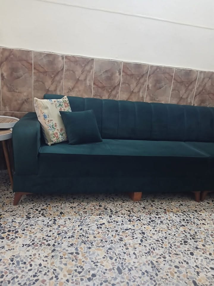 ديوان • ١٠ مقاعد • أرجل تحتاج تغيير