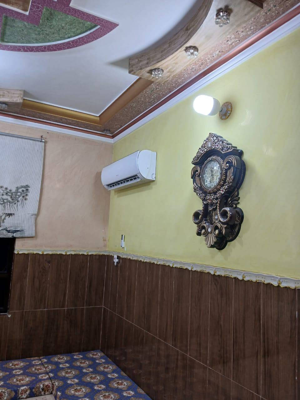 بيت  للبيع  بحي القدس مجاور شارع العام   المساحة الأرض ٤٠٠  مساحة البناء ٢٥٠ يتكون من استقبال وهول وصالة وغرف نوم عدد ٢ وغرفة خزن ومطبخ حار وبارد مساحة الحديقة ٦٠ متر للاستفسار ***********
