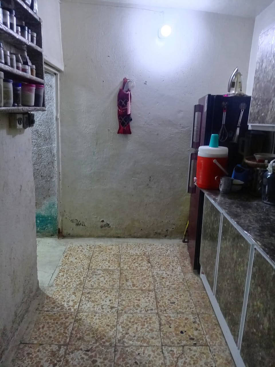 السلام عليكم بيت للبيع مساحه 50 متر حي اور منطقة
 الشيشان حي الرايه طابقين استقبال ومطبخ وغرفتين نوم وفوك مخزن وبيتونه سعر 33 /***********
