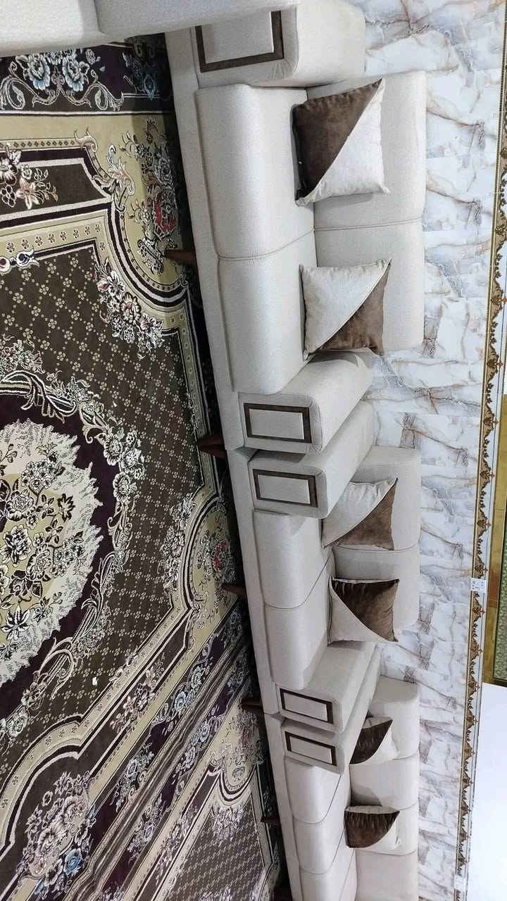 من رخصة ألادمن
عيني تخم ديوان كورنر ٢٠ طول ١٤ متر ونص تفصال بمعنى الكلمه درجه اولى جديد شغل معمل احنه مشتغليه
لون أوف وايت مطعم ب جوزي موديل جكليته بيه قنفتين مفصوله مع زاويه وحده مثل ماموضح بالصور يوصلك اي اختلاف عن تفاصيل يرجع سعره مليون وربع بيه مجال بسيط بس شراي يتصل *********** متوفر واتساب أو مراسله الخاص
