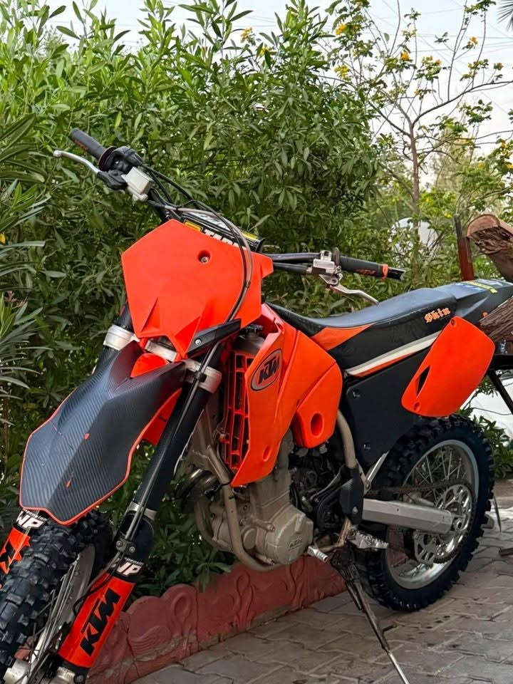 Ktm  250 EXC 2007
اصل الدراجه شلعه تشك الكاع 
دراجه تخبل جيب فيتر وتعال افحص 
چوابه جدد دهن اول بارحه بدلته موتل 
دسكات جديده 
بغداد مكانهه 
19 وبيهه مجال
***********
فقط واتساب تجي تاخذهه من باب البيت
