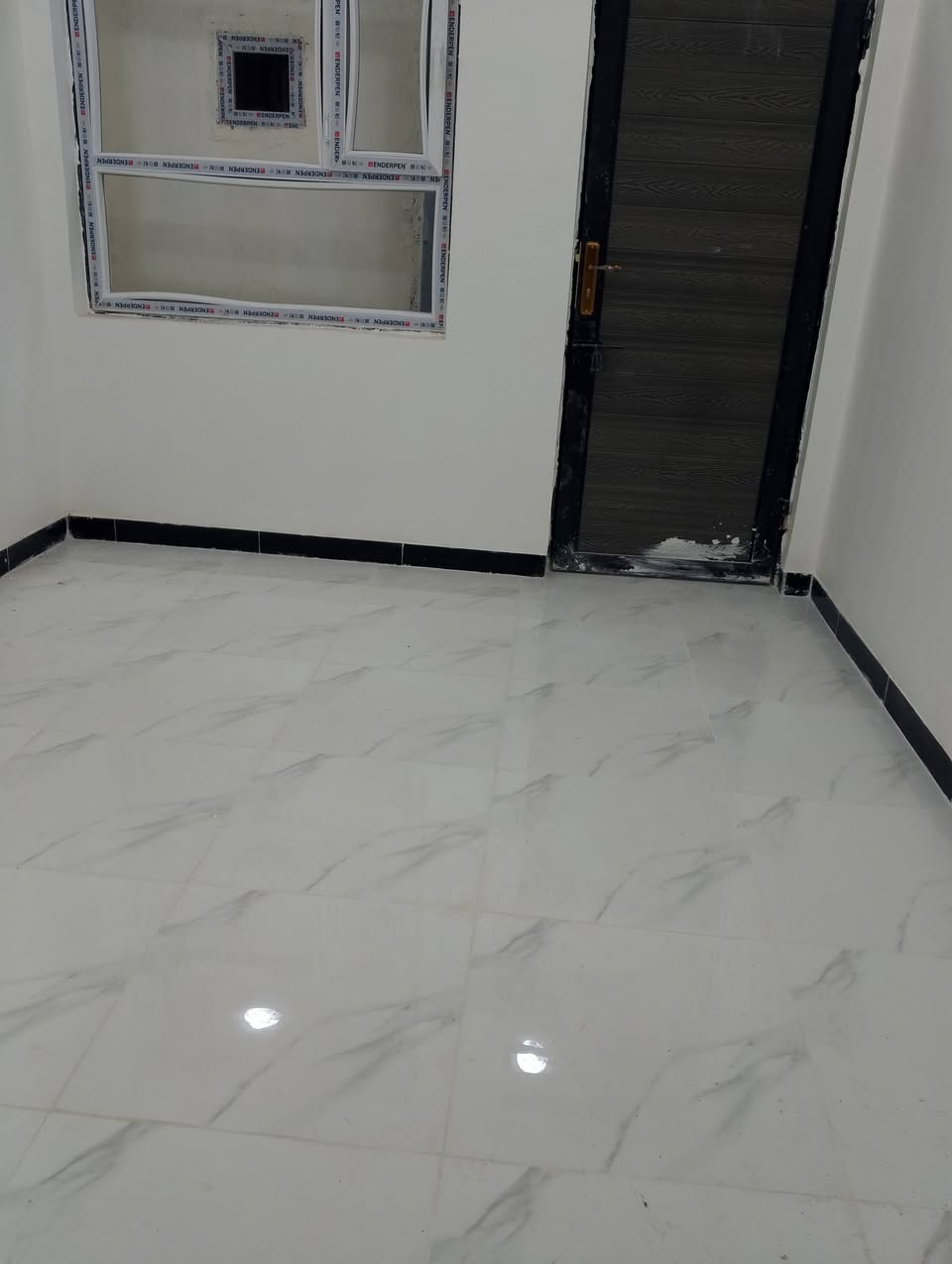 بيت طابقين بناء حديث درجة أولى للبيع السعر 88 مليون بالبكرلي الثالثة قرب جامع سلمان المحمدي ومجمع سنتر البكرلي تبليط ومجاري قرب خط كيات البكرلي موقع ممتاز جدا المساحه 100 متر يحتوي على غرفتين نوم وصاله ومطبخ وهول وصحيات فوك وصحيات جوه داخلية وصحيات خارجية البيت مشدود بي تانكي الماء والكيزر وماطور الماء عالي عن الشارع بناء طابوق السقف صب كونكريت مسلح شبابيك BVC البيت مربوط مجاري المنطقه مرتبه وموقعه حلو جدا سند 25 طابو زراعي تحويل مباشر باسم المشتري للاستفسار ***********
