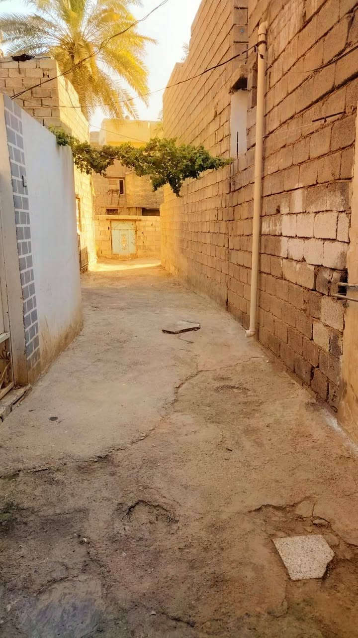 يالسلام عليكم بيع سريع بيت للبيع مساحه 93 زراعي طابقين مثل مااموضوح بالصوره  مكاني بعقوبه الهويدر قرب السوق الهويدر بسعر 16مليون .. لاستفسار ***********وتساب
