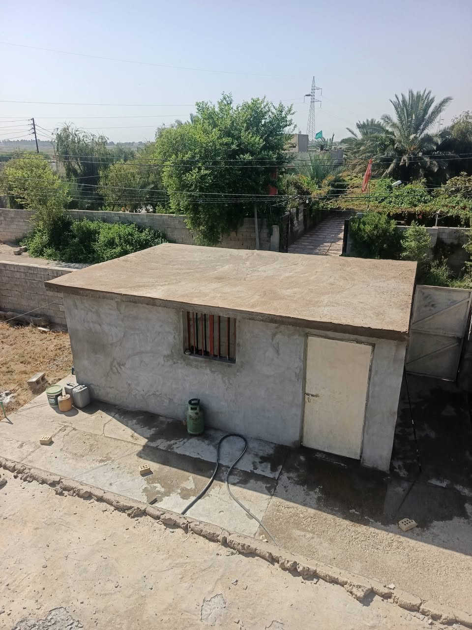 تم بفضل الله إنجاز العمل 
عازل الاصطح من شركة kaIekeim
الاستفسار ***********
ديالى بعقوبه شارع الديري
مكتب احمد فورتي للديكور

نص مكتوب في الصور:
- أحمد فورتي للديكور AHMED FORTY DECOR الابتكار في العزل: كالكيم إيلاستيكول 3151 مرونة فائقة تتكيف مع تمدد وتقلس الأسحط لتمنع التشققات. عزل حراري متطور يخفض درجة حرارة السطح ويعكس أشعة الشمس. مقاومة تامة للماء طبقة حماية لا تنفذ منها المياه. لون أبيض ناصع يدوم طويلاً لجمال دائم. سهولة التطبيق جاهز للاستخدام مباشرة. متوفر الآن لدى أحمد فورتي للديكور! تواصلوا معنا