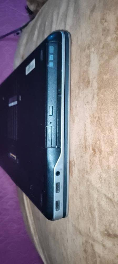 للبيع المستعجل في البصرة (كاش فقط)
لاب توب ديل (Dell Latitude E6540) نظيف جداً وقوي، فحص كامل (كلشي فول) وشغال 100% وبحالة بلاد وجاهز للمعاينة الفورية (الصور المرفقة حقيقية للجهاز).

المواصفات والفحص:
- النظافة الداخلية: فحص كامل "فول" (الشاشة صافية بدون بقع، الكيبورد والماوس شغالة بالكامل، الصوت نقي والمنافذ سليمة 100%).
- الماركة والموديل: Dell Latitude E6540
- المعالج (CPU): Intel Core i7-4800MQ (قوي بـ 8 نواة للألعاب والأداء الثقيل)
- الذاكرة (RAM): 16 غيغابايت (16GB RAM) أداء سريع وسلس جداً
- الذاكرة والتخزين: 256GB من نوع SSD السريع بصحة ممتازة (يفتح ويشتغل بثواني)
- كارت الشاشة المنفصل: AMD Radeon HD 8790M بحجم 2GB (للألعاب والمونتاج والتصميم)
- كارت الشاشة الداخلي: Intel HD Graphics 4600 
- البطارية: نظيفة جداً وبحالة ممتازة وتعمل بدون شاحن بشكل مستقل (شحنها 99%)
- نظام التشغيل: ويندوز 10 برو (Windows 10 Pro) نسخة أصلية مفعلة

الجهاز بحالة خارجية ممتازة كما موضح في صور الجوانب والظهر والكيبورد. المعاينة والفحص المباشر في البصرة.

للتواصل والاتصال السريع: [***********]
