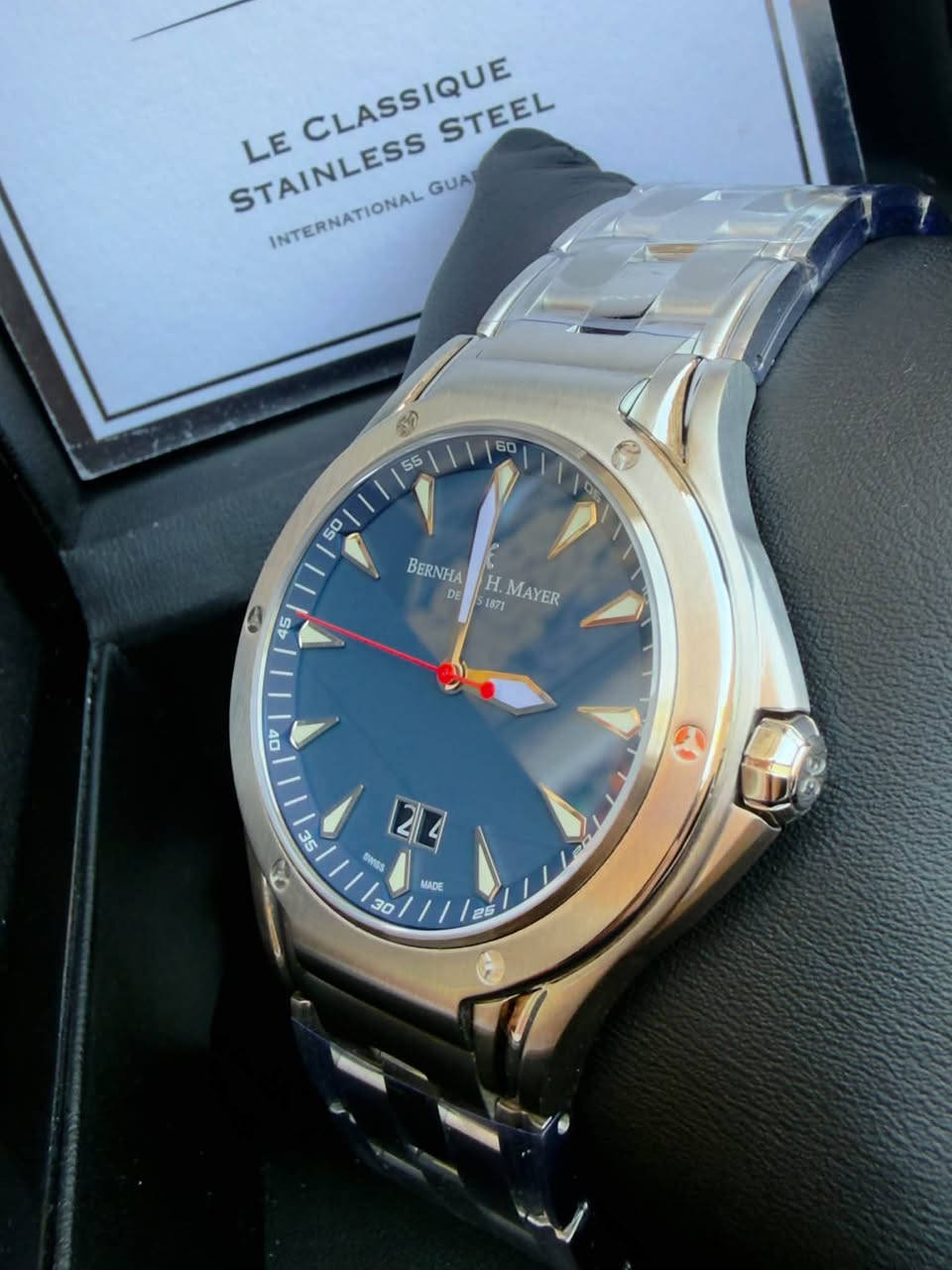 🔸برنارد اج ماير // Bernhard H.mayer 
🔸سويسري أصلي 🇨🇭 
🔹الموديل Le Classique Stainless Steel
🔹كوارتز (Quartz) بطارية
🔹قطر الساعه 42 مم
🔹المينا أزرق داكن أنيق
🔹الزجاج Sapphire Crystal مقاوم للخدش
🔹ستانلس ستيل بالكامل 
🔹التاريخ عند الساعة 6
🔹مقاومة الماء (10ATM) 100متر
✅ كاملة المرفقات جديد لوك شمع غير مستخدم

📞 للتواصل ماسنجر او ***********
