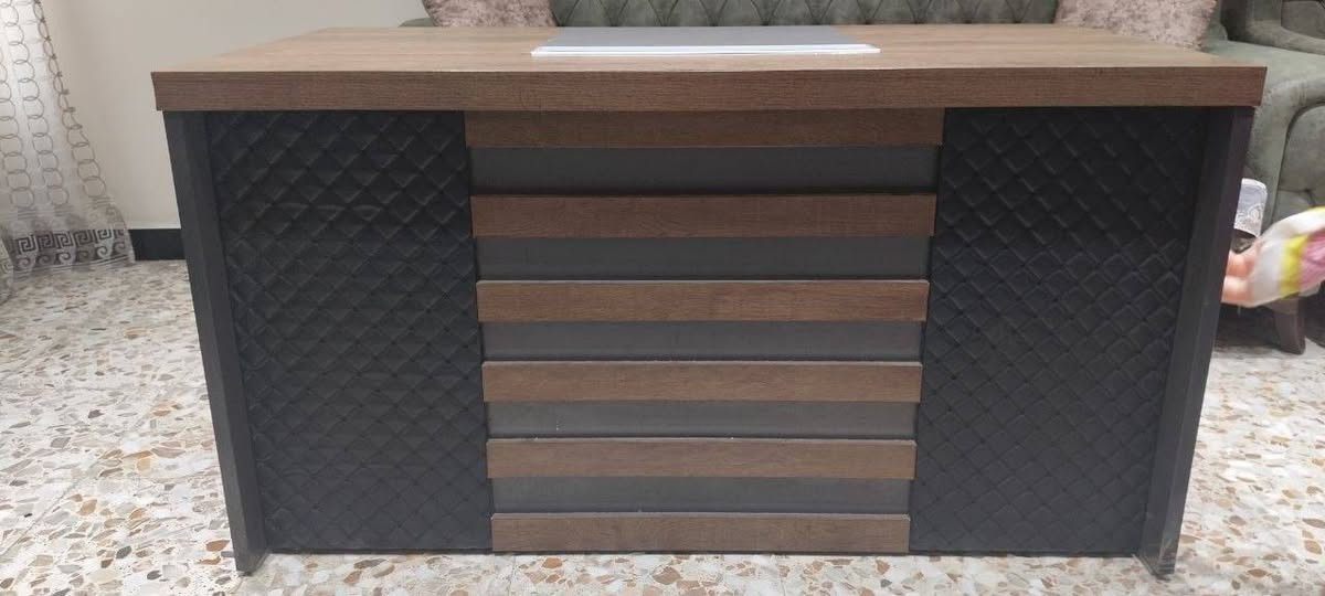 للبيع مكتب إداري فخم بحالة ممتازة جدًا، استعمال نظيف.
تصميم راقي مع واجهة ديكورية، بيه 3 جرارات بقفل وخزانة جانبية، وسطح واسع مناسب للإدارة أو الشركات أو العيادات. المكتب متين وجاهز للاستخدام بدون أي مشاكل. 
قياس 140×70
السعر 125 وبي مجال ملاحظة بي نقص فقط يدة للخانة يسرة
الموقع: (بغداد الدورة)
للاستفسار راسلني خاص او رقم ***********
