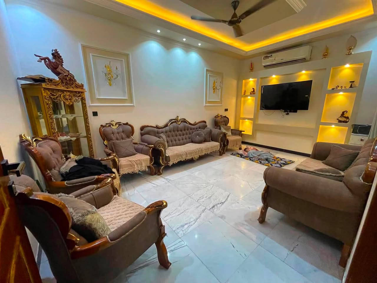 سلام عليكم  جميعاً 🙋

بيت 🏠 للبيع في منطقة الشعب حي التجار 

واجهة 6,40   والنزال. 22   المساحة 140 متر 

يحتوي على أربع غرف نوم 🛌 نوم 😴 كبيرة

بالإضافة إلى استقبال  مفتوح على الحولي 🚪

بالإضافة إلى مطبخ حار وبارد معزول  ⏲️🧑‍🍳

  صحيات عدد 3 وخارجية وحدة🛁🫧🚾🚽 

موقع مميز على شارع 15 نافذ 🚧🏘️🏘️🏘️

***********
