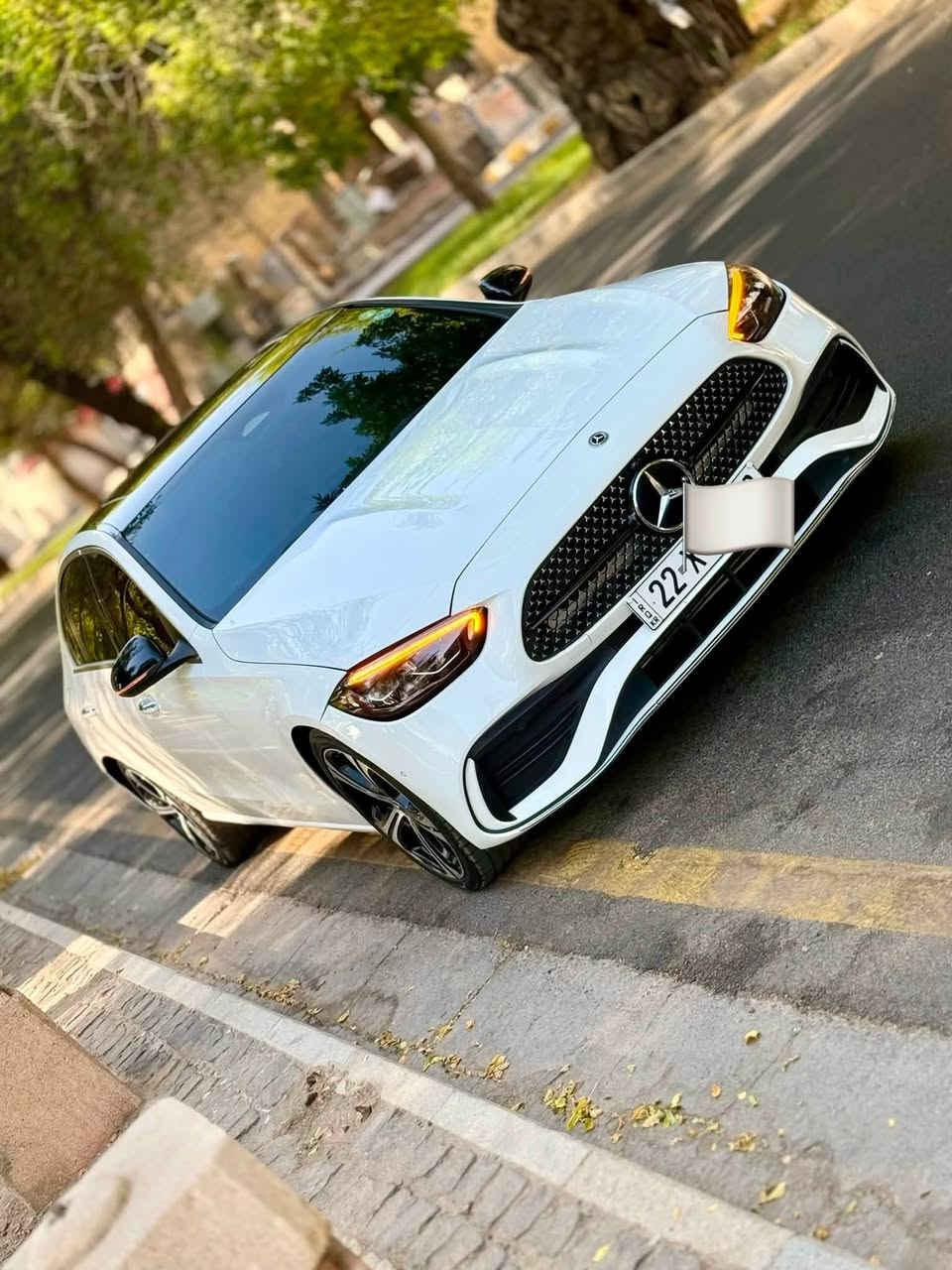 🚗 للبيع Mercedes-Benz C 300  2024 🚗
بيع فقط بدون مراوس 
رقم الشاصي والسونار بالصور
📍 الموديل: 2024
📍 المسافة المقطوعة: 40 الف كيلو متر
📍 اللون الخارجي: أبيض
📍 اللون الداخلي: أوف وايت مع إنارة داخلية مميزة
📍 الداشبورد: مطعّم بالصاج الملكي
🚫 الحادث تبديل باب الصندوك بلادي نفس اللون وبارد بالجاملغات الخلفية والبنيد صبغ
🚫 السيارة بدون ايرباك 
✨ مواصفات ومميزات:
محرك توربو قوي واقتصادي
فتحة سقف سلايت 
مقاعد جلد فاخرة مع تحكم كهربائي
شاشة وسطية كبيرة مع نظام ملاحة
نظام صوت Burmester فاخر
📑 الملكية: رقم أربيل، مكانها بغداد 
💰 السعر المطلوب: [295$]
📞 للتواصل: ***********
