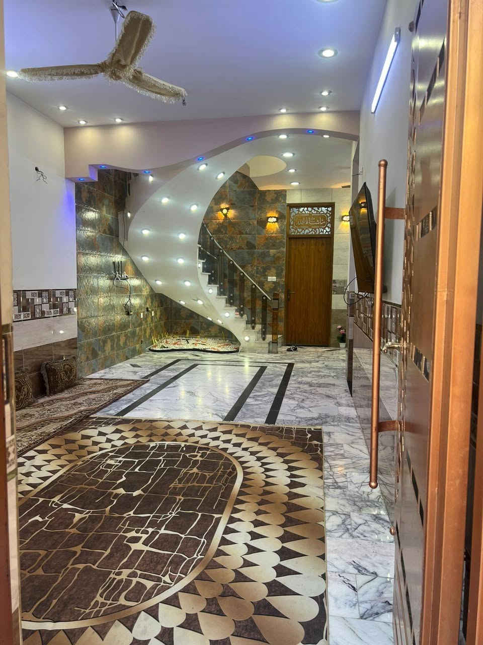السلام عليكم بيت قطاع 72 المساحه 144 بيت كامل مواصفات قريب على ساحه يكون فرع تفاصيل البيت غرفه جوه واربع غرف فوق البيت ساحب عليه اسكان تريد انت تسدد الاسكان او اني اسدد الاسكان ماكو اي مشكله الاستفسار ***********

