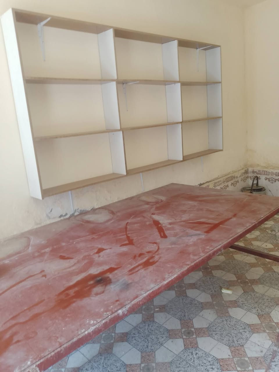 للبيع
شيلمانه مترتين ونص ب ٢٠
الميز الحديد طوله ٣ امتار ب ٢٠٠
 الباب ٣٥
الرفوف ٧٥
***********
