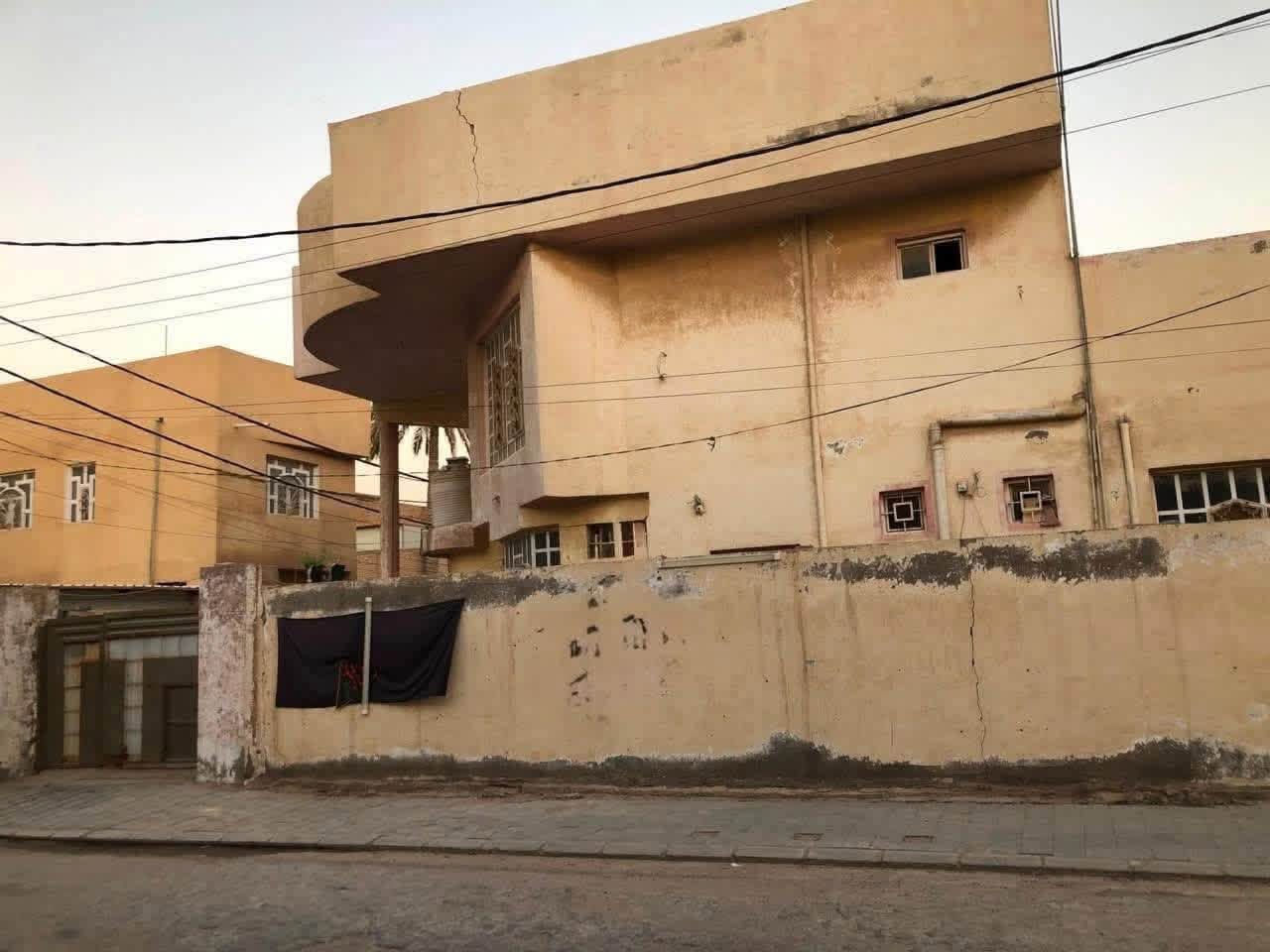 سلام عليكم دار للبيع في الكوفة حي كندا الثانيه خلف  مطعم خوخه مساحة ٣٠٠ متر ركن البيت طابقين الطابق الاول يحتوي على غرفتين نوم وصاله ومطبخ وصحيات استقبال وحصيات ايضا وكراج كبير اما طابق الثانيه بحتوي على غرفتين نوم وصحيات ايضا وسطح جميع مساحات الغرف النوم كبيره رقم التواصل والاستفسار 
***********

***********
