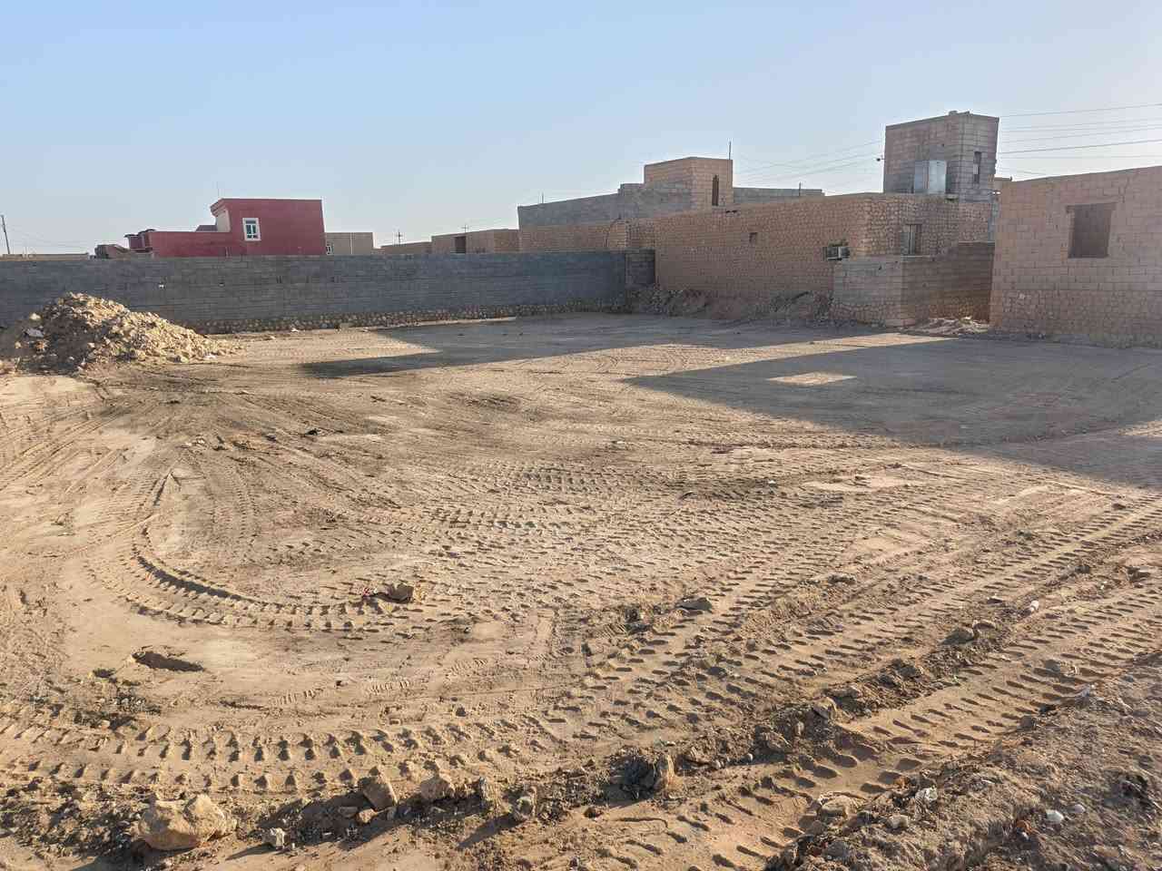 سلام عليكم عندي نص عرصه حي لامين داخل تصميم واصله  ماء كهرب يبعد تبليط عنه 250 متره شارع 10

 سعر 10 بي مجال *********** 
 

***********
