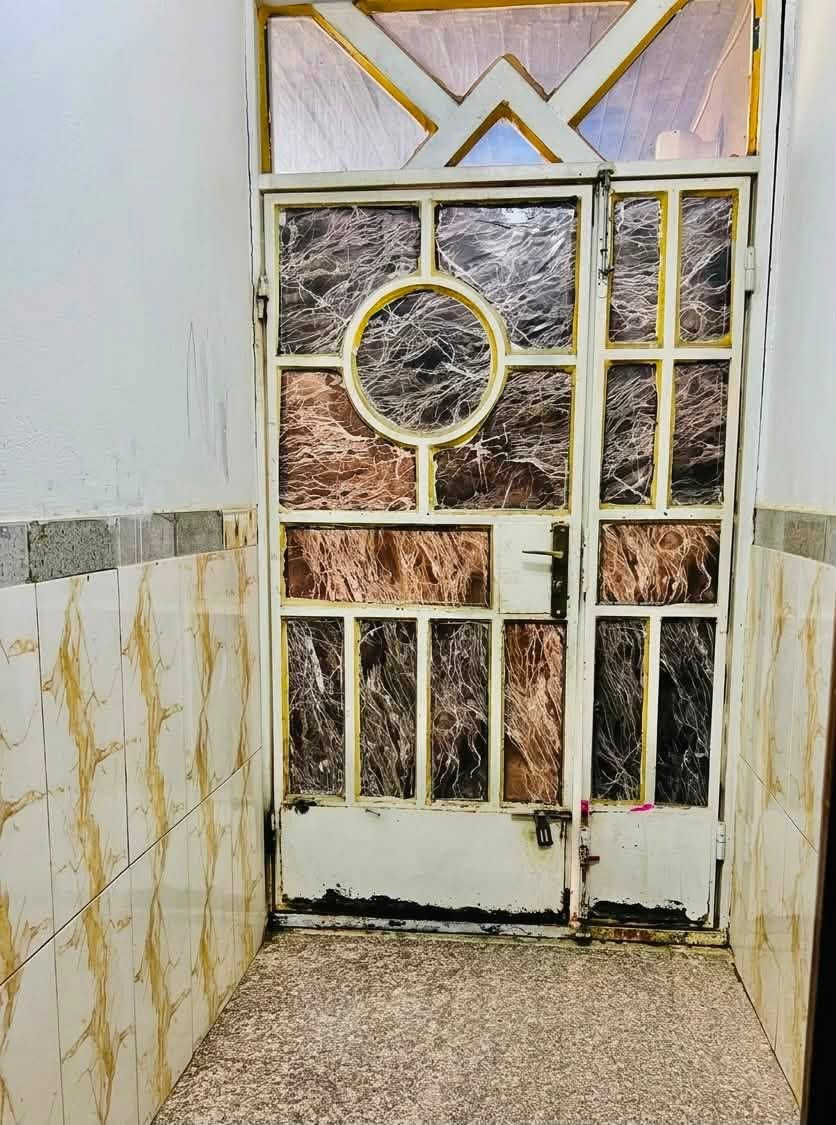 بيت للبيع حواس شارع حي العباس قرب المولد الثانيه بيت ركن على شارعين 300م طابقين يتكون من 4 غرف نوم واستقبال هول ومطبخ وصاله وحديقه وكراج مال سياره وترك داير البيت
لباقي التفاصيل ‭***********‬
