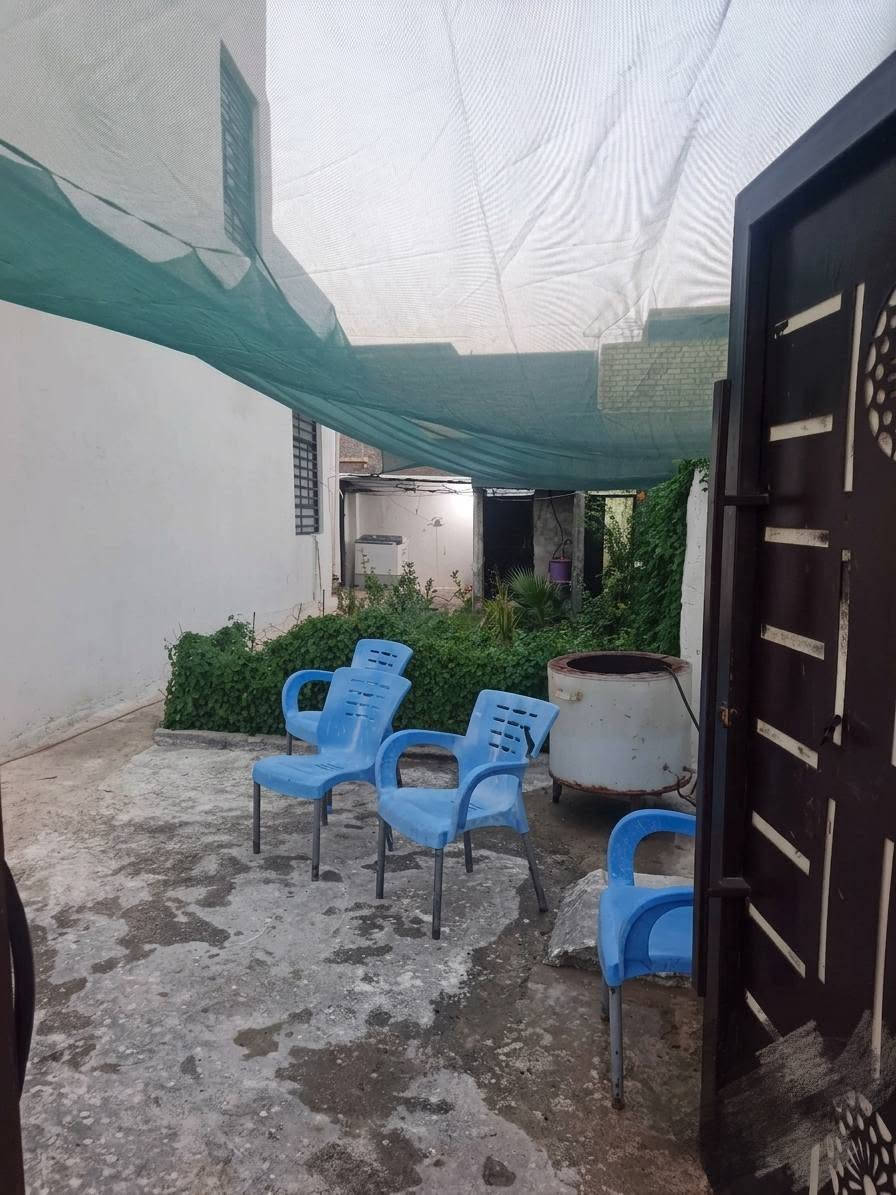سلام عليكم بيت المساحة 300 طابو صرف زراعي بناء حديث 
طابقين الطابق الثاني استقبال ثمانية في خمسه صالة خمسه في سته غرفة خمسه في أربعة الطابق الثاني صالة خمسه في سته غرفة خمسه في سته غرفة خمسه في أربعة الطابق الثالث غرفة خمسه في أربعة يبعد عن الشارع الخدمي والسريع 500امتار قرب مخازن بيت مرجان قرب حي الجزائر تلاث دقائق التلفون ***********
