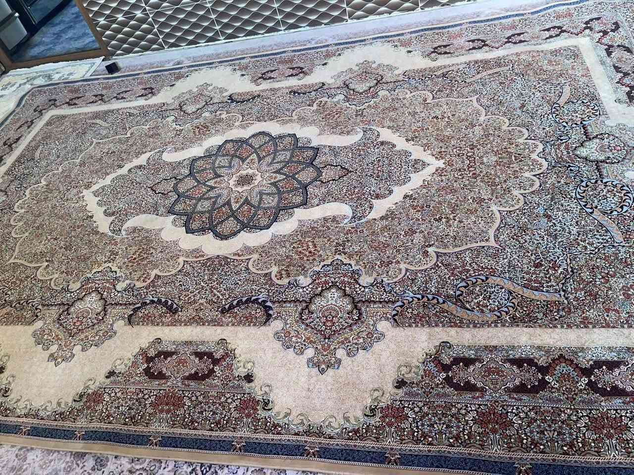 دوو فەرشی ئیرانی زۆۆر تازە و جوان کەم بەکار هاتوون ١٢٠٠شانەن٣بە٤
نرخشیان٤٥٠,کەمیک مەجال.***********

