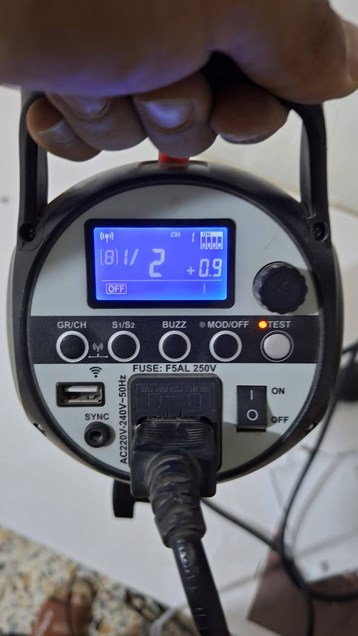 اضاءة كت godox sk 400 ii
الإضاءة شغاله بس اكو خلل بالاعدادات 
يعني ماكو ضربة فلاش ما اعرف اضبطها
نقص جنطة و ستاندات و الشمعة الداخلية 
ابيعها على وضعها ب 100 الف والتوصيل عليه
و هذا رقمي ***********
