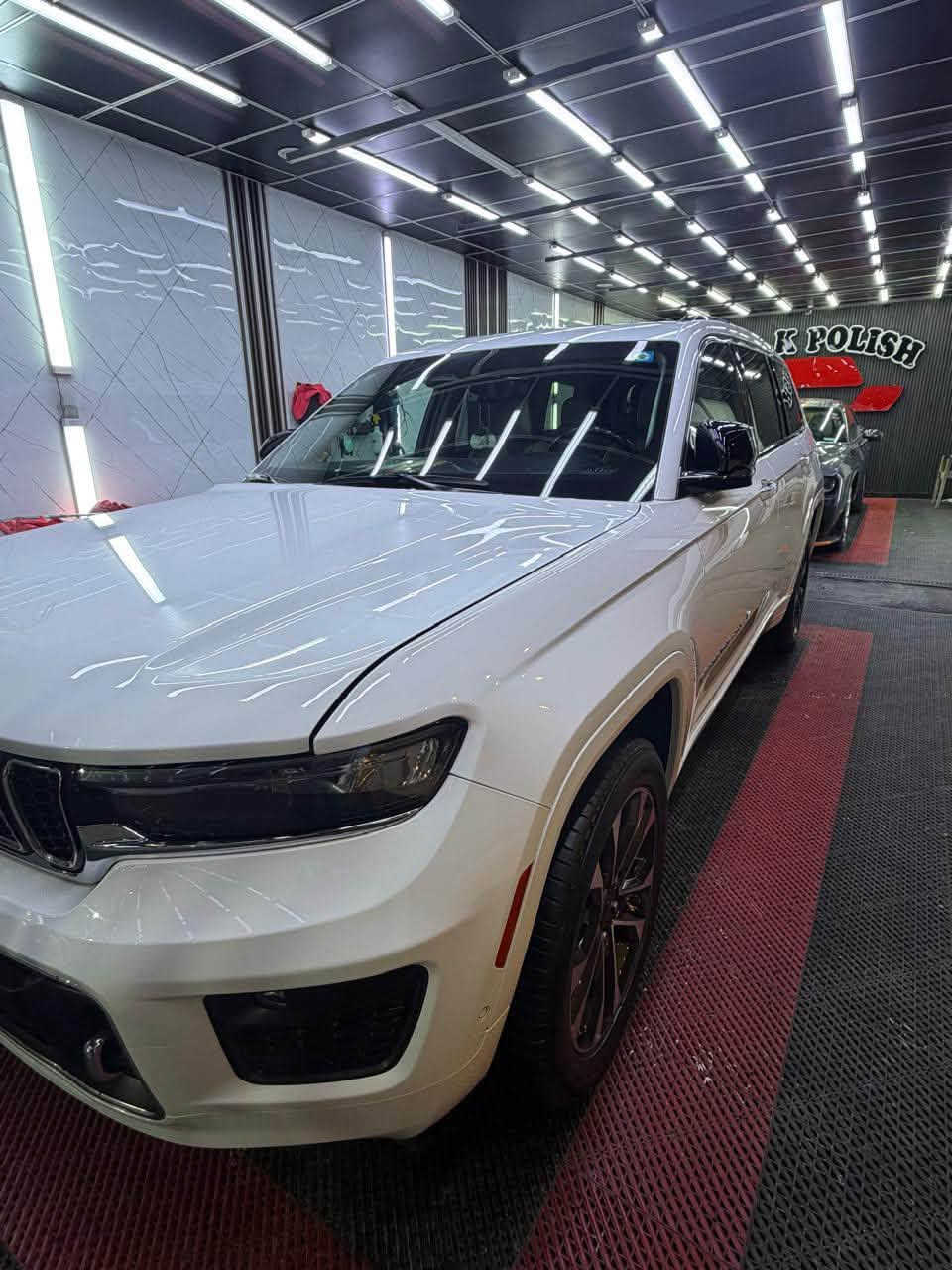 🚘 Jeep Grand Cherokee Overland – 2021
🇺🇸 وارد أمريكي
✨ الشكل الجديد
👑 فئة Overland – VIP Large
👥 7 راكب
⚙️ 6 سلندر
🛞 4×4 دبل
📍 تسجيل بغداد
🤍 لون أبيض
📊 ماشية 70 ألف كم

🔥 المواصفات والتجهيزات:

• فل أوبشن
• فتحة سقف بانوراما
• مقاعد جلد فاخرة
• مقاعد أمامية تبريد
• مقاعد أمامية تسخين
• مساج للمقاعد
• نظام صوت Macintosh
• Ambient Lighting إضاءة داخلية
• شاشة وسطية كبيرة
• شاشة عدادات رقمية
• تبريد 3 مناطق
• تحكم أوتوماتيكي بالمناخ
• تحكم بالمقود
• أزرار تحكم بالصوت من المقود
• تشغيل بصمة / زر
• دخول ذكي بدون مفتاح
• ريموت أصلي
• حساسات أمامية وخلفية
• كاميرا خلفية
• كاميرات ومراقبة محيطية حسب التجهيز
• مثبت سرعة
• مثبت سرعة متكيف حسب التجهيز
• تنبيه النقطة العمياء
• تحذير مغادرة المسار
• فرملة طوارئ
• أنظمة قيادة متعددة
• أوضاع للطرق الوعرة
• تحكم بالدفع الرباعي
• جنوط ألمنيوم
• إطارات عريضة
• مرايات كهربائية
• مرايات قابلة للطي
• إضاءة LED
• مصابيح ضباب
• تشغيل وإطفاء أوتوماتيكي للأنوار
• حساسات مطر
• صندوق خلفي كهربائي
• فتح الصندوق الخلفي كهربائياً
• مقاعد خلفية قابلة للطي
• مساحة واسعة للصف الثالث
• تكييف للصفوف الخلفية
• منافذ USB للركاب
• بلوتوث
• Apple CarPlay
• Android Auto
• نظام ملاحة حسب التجهيز
• تحكم كهربائي بالمقاعد
• ذاكرة للمقاعد حسب التجهيز
• ستائر/تظليل خلفي حسب التجهيز
• زجاج كهربائي كامل
• مراية داخلية أوتوماتيك
• تشغيل عن بُعد
• نظام مراقبة ضغط الإطارات
• نظام ثبات إلكتروني
• نظام مانع انزلاق
• ABS
• Hill Descent / مساعد نزول المنحدرات
• Hill Start Assist
• نظام اختيار وضعية القيادة

👑 Overland مو مجرد سيارة… فخامة وهيبة وقوة بكل تفاصيلها.

***********
