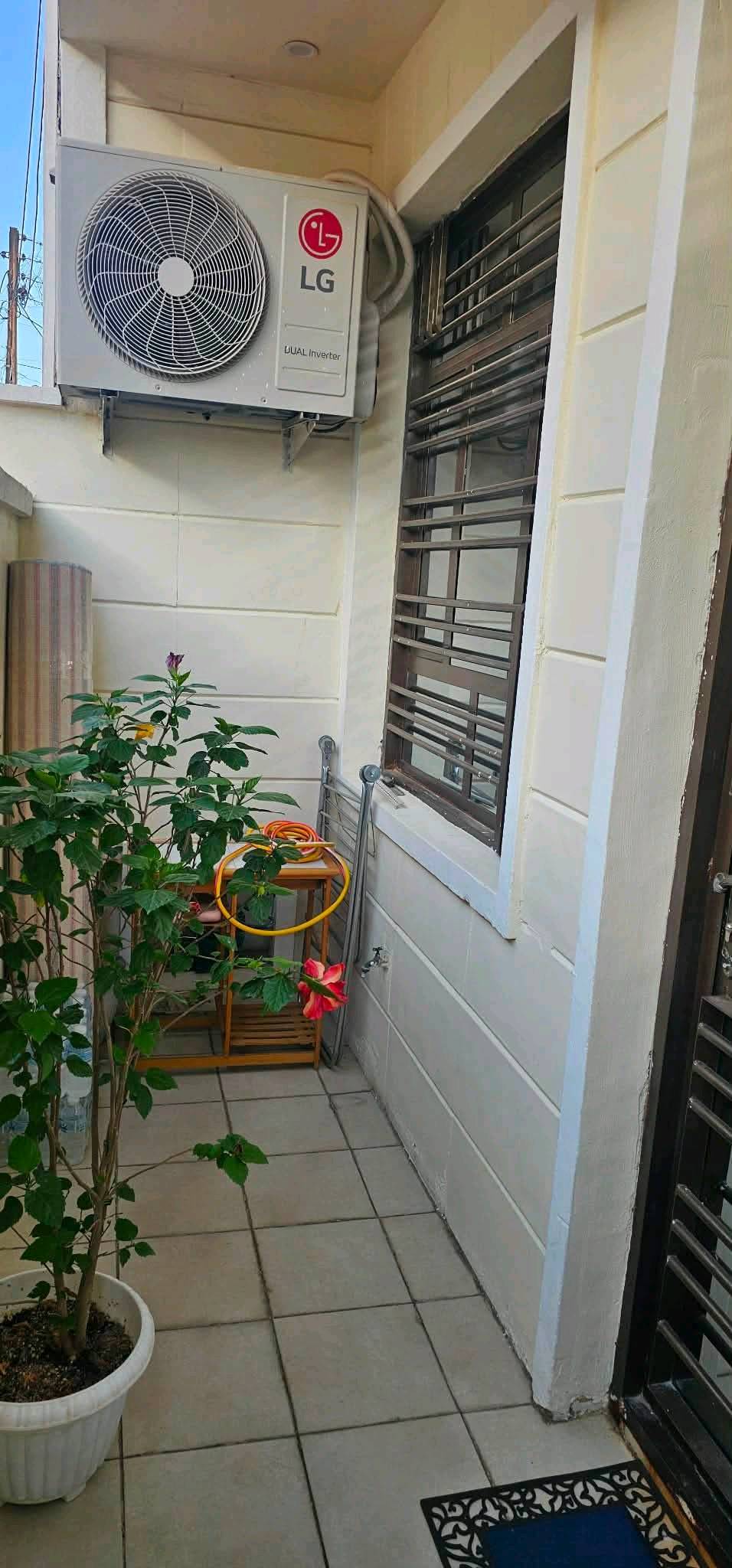 #إياد_عدنان
​بيت للبيع بموقع مميز جداً | حي الجهاد - محلة الأساتذة 🏠✨
​فرصة استثمارية وسكنية راقية في واحدة من أفضل مناطق بغداد (حي الجهاد - محلة الأساتذة / خلف الأربع شوارع).
​المساحة: 75 متر مربع (الواجهة 5 م × النزال 15 م)
​السند: طابو صرف (ملكية تامة)
​المواصفات والتفاصيل:
​صالة استقبال واسعة
​مطبخ
​مناور وخدمات صحيات عدد 2
​غرف نوم عدد 2
​بيتونة + سطحين
​📍 الموقع: بغداد - حي الجهاد - محلة الأساتذة (خلف أربع شوارع) — موقع مميز ومخدوم بالكامل.
💰 السعر: مناسب جداً.
​📲 للاستفسار والتواصل (اتصال / واتساب):
***********