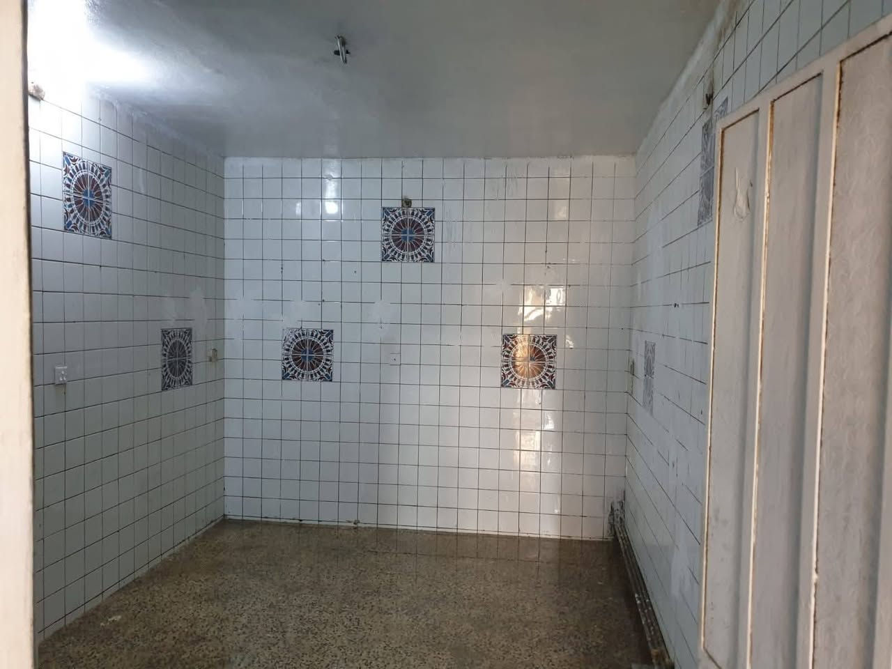 مشتمل ارضي للإيجار ب300 الف قفل ، عنوانه بغداد / منطقة الحبيبية / قرب مركز الشرطة، على الشارع العام (للأتصال او واتساب) *********** / ***********
