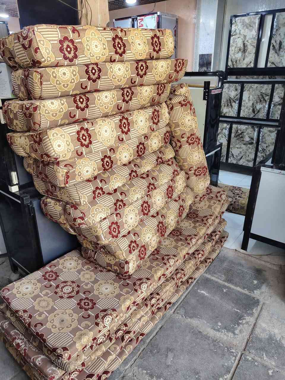 جلسات ثنين كاملات 14 متر الوحده تجي 7 ب 4
وجهين ضغط عالي الوحده تجي 7 دوشك 7 تكيه 12 ضهر 2 زوايه سعر وحده 200 الف وثانيه 250 الف
العنوان الخضر شارع الجياشي محلات ال حجي رشيد *********** يوجد خدمت توصيل

نص مكتوب في الصور:
- جلسه 14 متر كامله سعر 200 الف