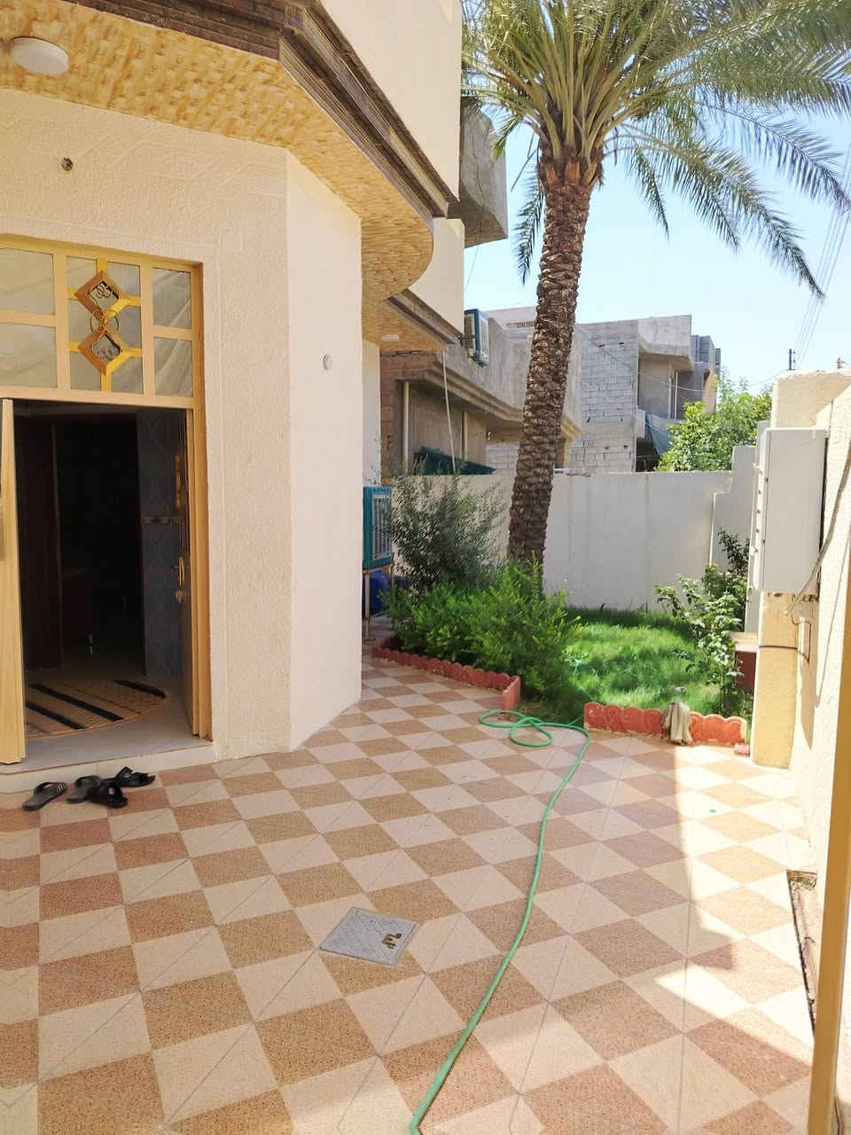 🏡 بيت للبيع – فرصة مميزة في بهرز / الدفاعي 🏡

📍 الموقع: بهرز – الدفاعي، مجاور بيت أبو فؤاد البقال.
📐 المساحة: 300 م².
📄 السند: ملك صرف.

🔹 مواصفات البيت:

- الطابق الأول: ثلاث غرف نوم، استقبال، هول، صالة، مطبخ، صحيات، مخزن، حديقة، كراج، وممرات جانبية وخلفية.
- الطابق الثاني: غرفة مكتملة، وباقي الغرف مبنية بالجدران فقط (بدون سقف)، مما يتيح للمشتري إكمالها حسب الرغبة.

💰 السعر: مناسب.

📞 للاستفسار:
***********
#مكتب_أزهر_ثامر_للعقار
