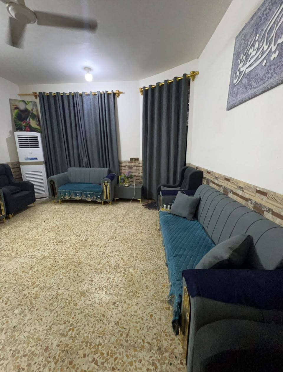 للبيع.... #السعر: 65 مليون 
بيت ركن  المساحه 285 م²
#بناء_حديث
البناء الصافي 200 م²
الموقع: الوردية، بالفرع المقابل لمحطة المقادير، يبعد 100 متر فقط عن الشارع العام.
غرفتين نوم وصاله كبيره ومطبخ وكلدور
مجمعات صحيه عدد 2.
طابو زراعي سند 25 مع إمكانية التحويل المباشر.
للاستفسار: *********** محمد عجام
