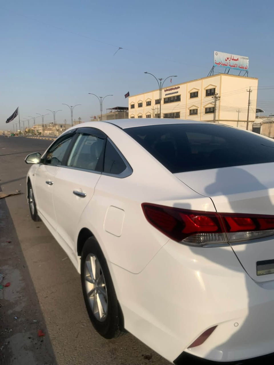 سوناتا موديل 2023 باسمي
وارد كوري صبغ بنيد بكوريا وعندي بيها ضربه بالجاملغ لخلفي مشتغله درجه اوله 
مكينه دوش بانزين 
بصمه حساس 
كشن تبريد تدفئه 
ماشيه 80 km
لسعر ب ١٧٥
***********
مكاني لبصره
