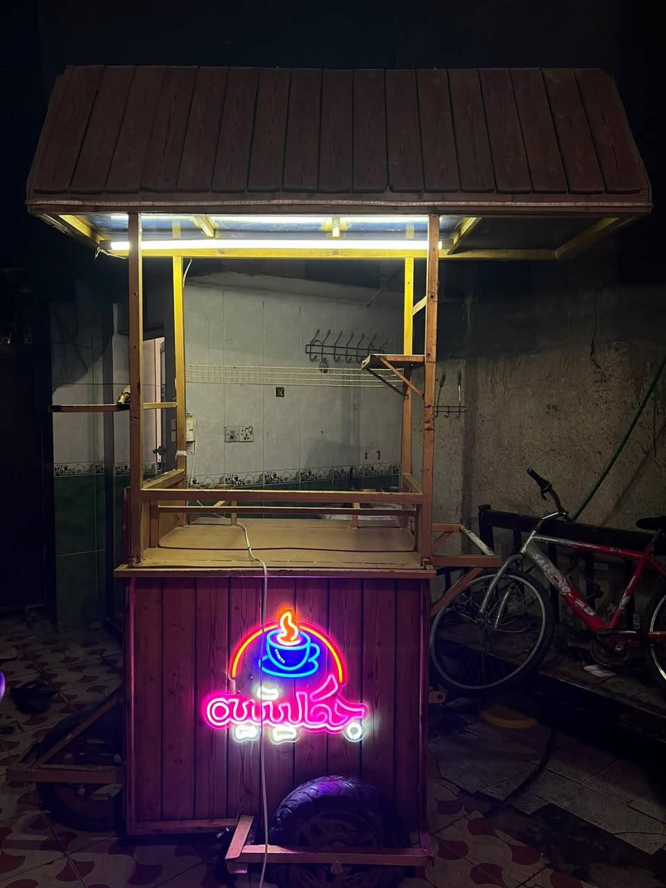 عربانه شاي وقهوه للبيع تصميمها كلش انيق ويجذب المشتري بالالوان النيون والخشب واللون الذهبي اللامع وبعد بيها نشره فوك بحافه القمريه نقصها بس محوله هم تشتغل السعر 300 الف اخوان صارف عليها ب500 الف من عده العربانه نفسها مكاني بغداد الحريه للتواصل ***********
