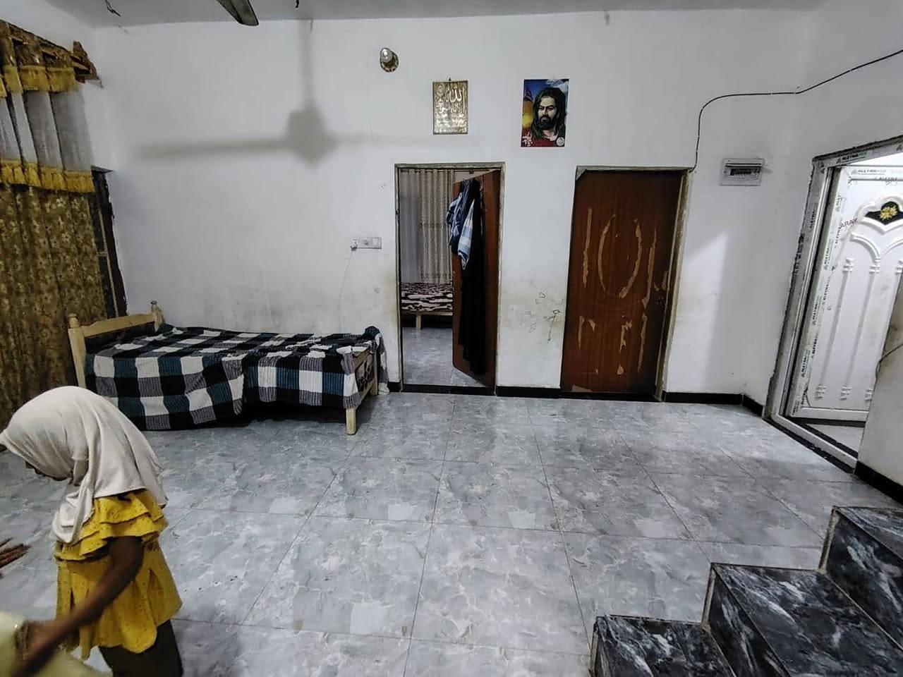 السلام عليكم بيت 200 متر في الديوانيه ال حمد نزله شيخ سامي بالبدايه مرقم من البلديه معامله كامله المنطقه قيد الانشاء غرفتين كبار صاله مطبخ براني ماعوزه كلشي عليه برج نت بس غراضك كبل تكعد 43 وبي مجال بصيط***********
