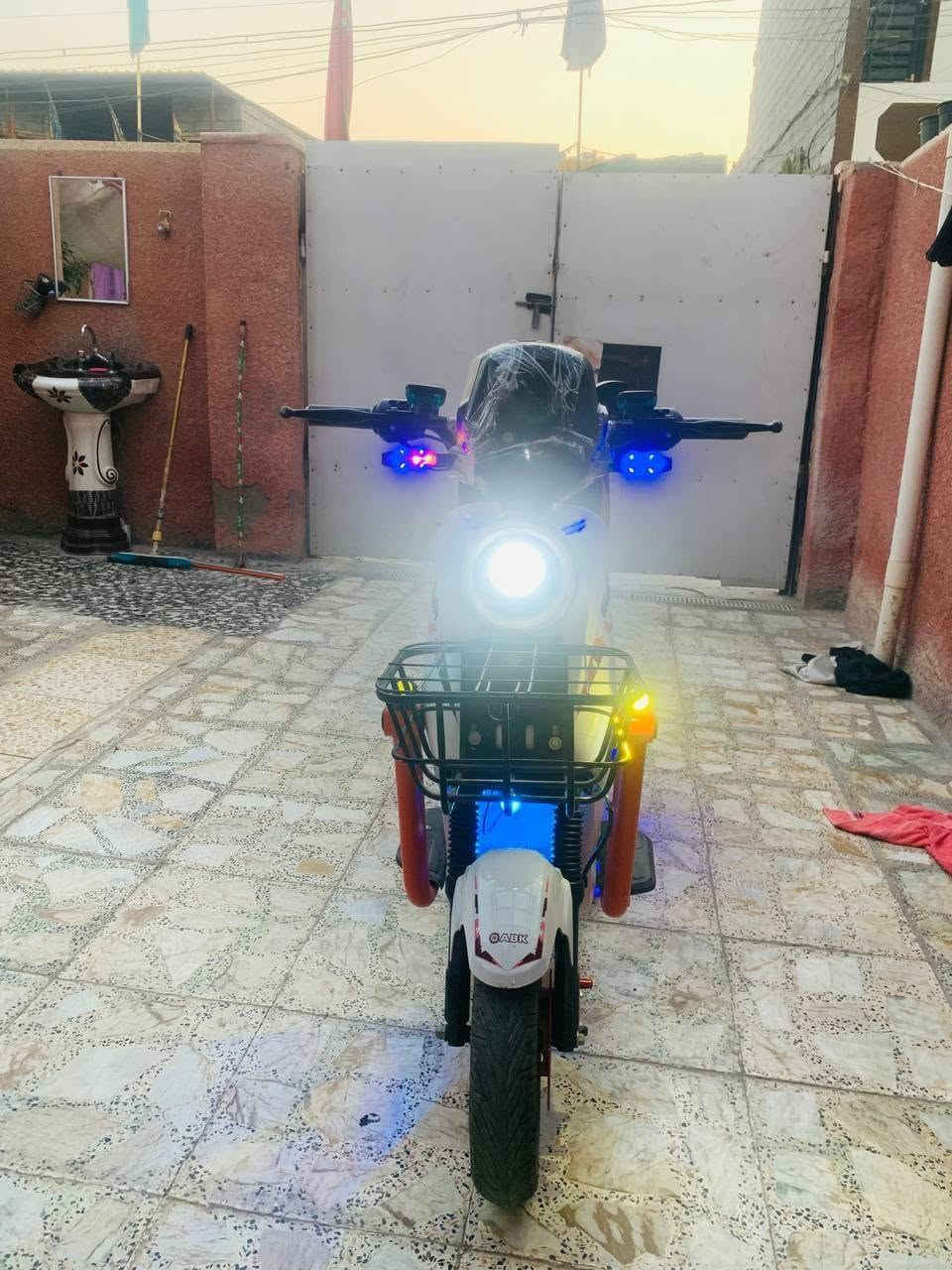 السلام علیکم دراجة شحن للبيع موديل 2025 بطاريات اخت الجديده مكفولة كفالةعامة فول مواصفات سعر 350 وبيها مجال ***********مكان بغداد قرب سيطرت الشعب
