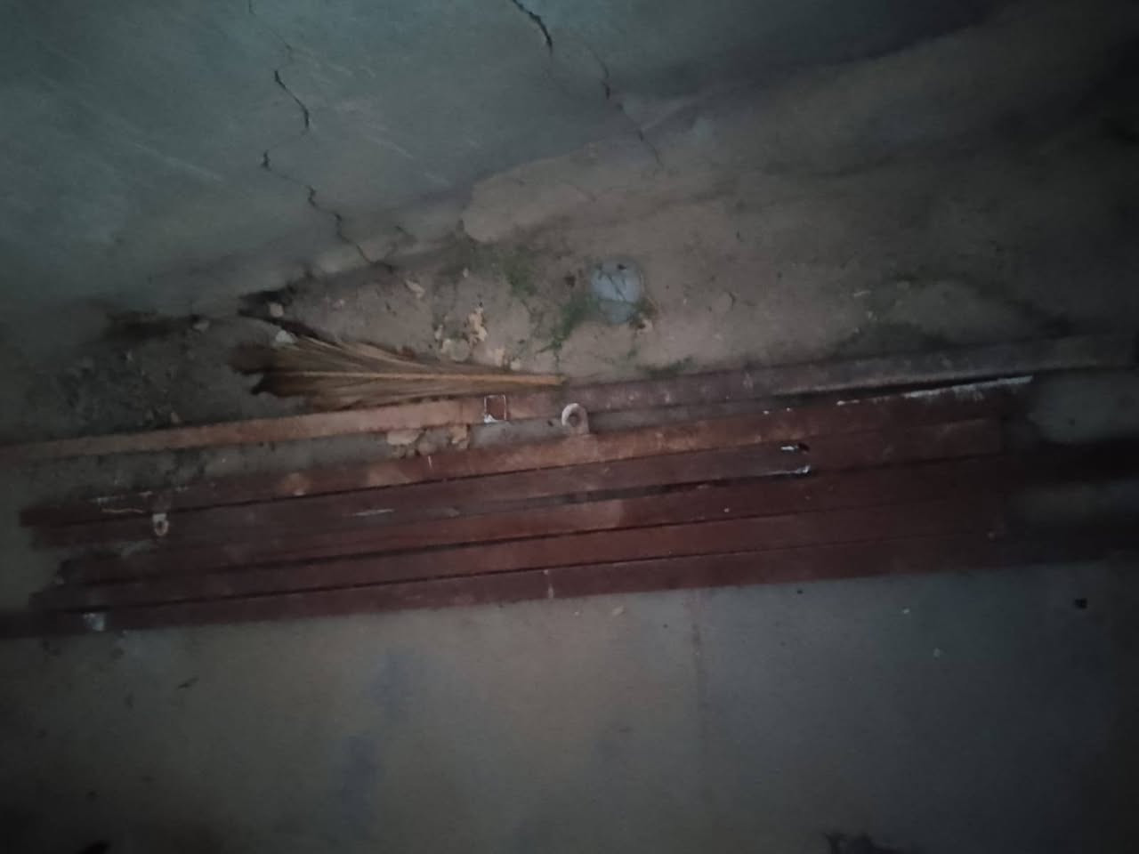 عماريه ٣ متر + جينكوات ٥ قطع القطعه ٢متر +باب + شخطات الشراي خاص او يتواصل ***********
