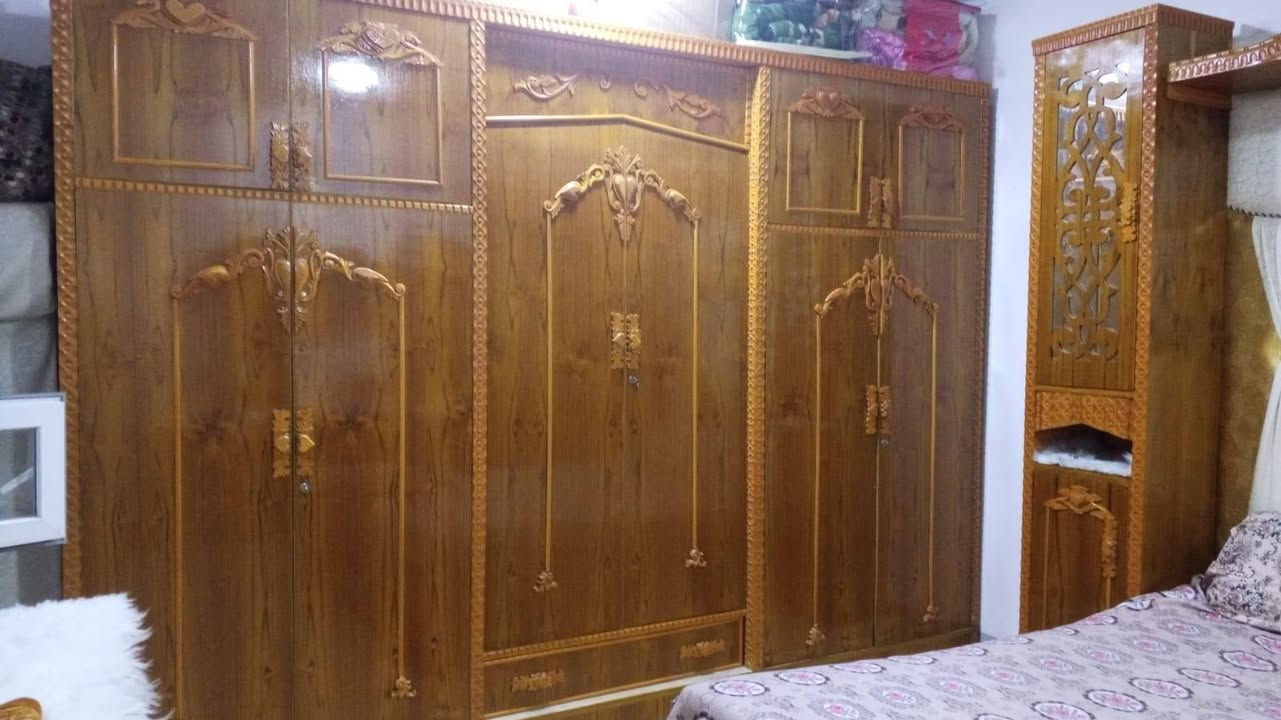 غرفه صاج درجه اوله فصلتها فصال اب 1مليون 700 نضافه فول بس المرايه يعوزه جامه شرط نضافه رايدها اب مليون وبيها مجال 

***********
