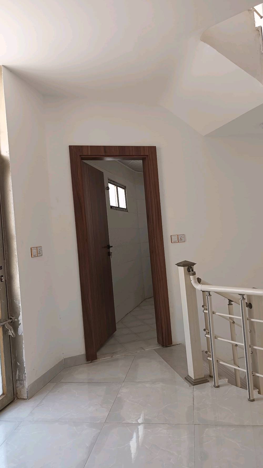 بيت للبيع بحي العباس الفرع الأول خلف فندق البارون مساحة 76 طابقين كامل مكمل وجاهز للسكن الطابق الارضي صالة واستقبال ومطبخ وصحيات والطابق الثاني غرفتين وصالة وصحيات بناء جديد طابوگ والاسااس رفت وغير مسكون
ممكن تذكرلي بأي مدينة/منطقة بالضبط بيت حي العباس؟ وهل الموقع قريب من الشارع الرئيسي أو الخدمات المهمة؟: 
الفرع الأول قريب جداً لشارع السيدة زينب يبعد عن الأمام 2 كيلو متر 
شكد عدد الغرف بالضبط بكل طابق، وهل البيت بيه حوش/سطح/كراج أو مكان للسيارة؟: 
غرفتين وصالة وصحيات وصالة واستقبال ومطبخ وصحيات 
الطابو شنو نوعه بالتفصيل؟ وهل البيع مباشر من المالك وبكل الأوراق جاهزة للنقل؟: 
نعم
السعر شكد؟ وهل قابل للتفاوض، وتريد تبيع نقدي لو تقبل تقسيط؟: 
125مليون وبيه مجال 