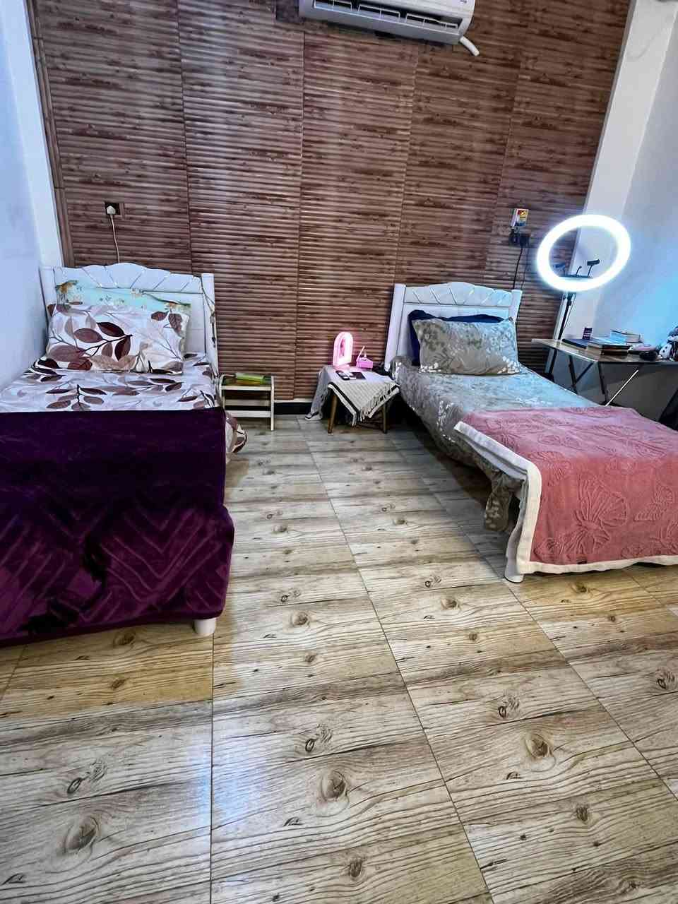غرفه نوم شبابيه
جرابي عدد 2
ميزتواليت 
كنتور 3 بيبان 
نضيف جدا جدا كما موضح في الصور 
السعر 500 الف 🎀 للتواصل : ‭***********‬
