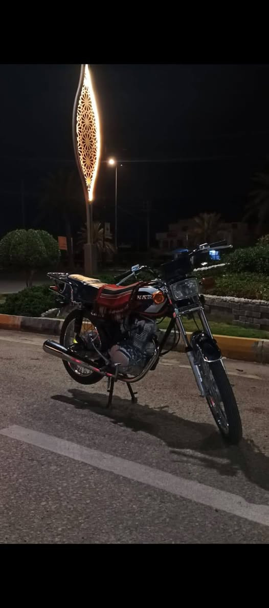 السلام عليكم دراجه نامه موديل ٢٥ اوراق سكنر دراجه برغي نقص ما بيه مكينه ما مفتوحه دراجه مكفوله كفاله عامه (بيع مستعجل)لن محتاج سعر 400وبيه مجال متواجد فقط وتساب او تصل رقمي ***********
