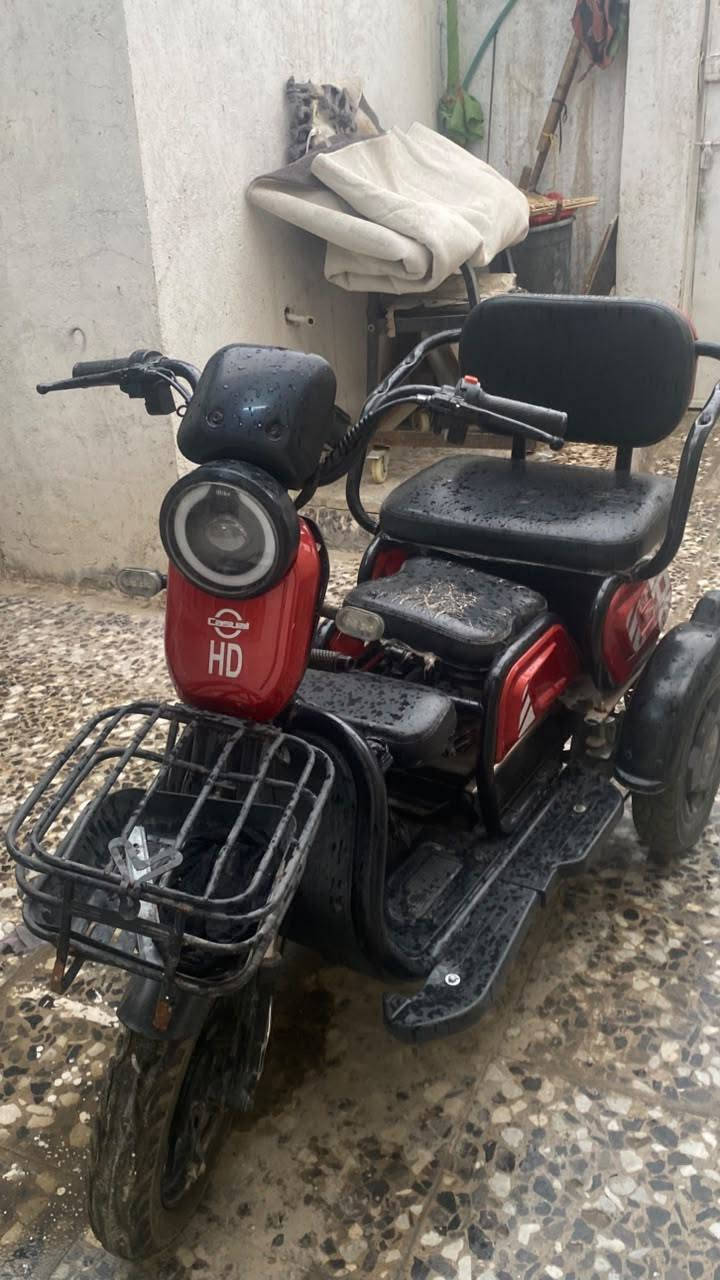 دراجه شحن موديل ٢٠٢٤للبيع نظيفه جدا بطاريات جدد مابيه ولا عطل سعر ٥٠٠ الف رقم ***********مكان الحسينيه
