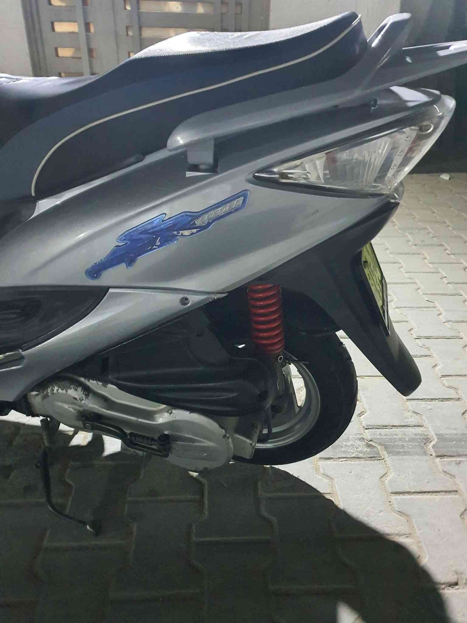 السعر 750بيها مجال
كامكو جي 4 مكينة مامفتوحه شوفة العين النضافه يشهد الله حاوية تخم كامل زنون رون زوج تايرات جدد بعدهن بخطتهن دبلات جدد كفرات شخط مابيهن تجي وتفحص مضمومة بالبيت مامتفرغ 
مكاني النجف الكوفة 
اتصل أو واتساب ***********
