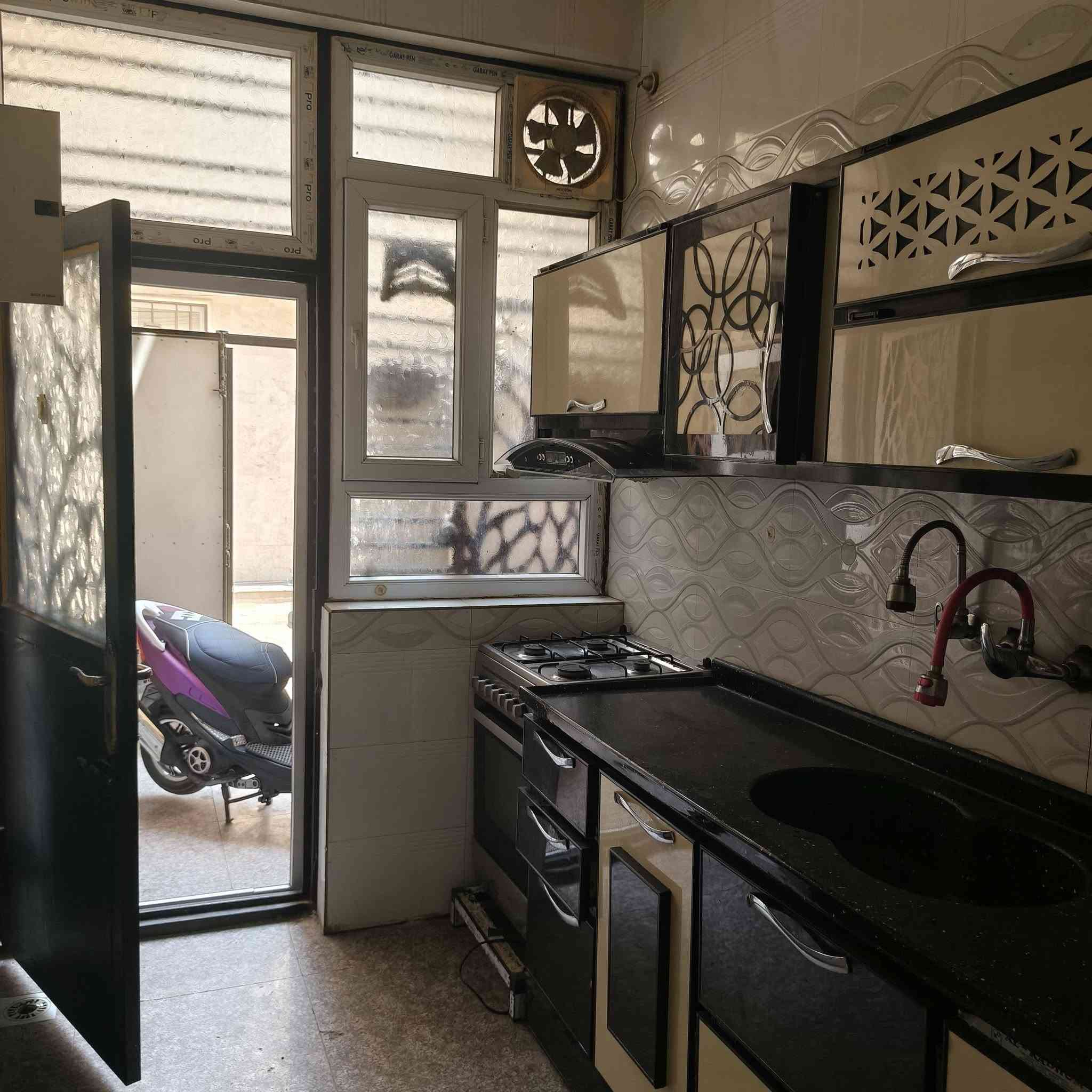 بيت للبيع المساحه ٥٠ متر
طابق ونص حي السندباد قرب مدينة العاب السندباد ويحتوي على اثاث السعر ١٥٥ 

الاستفسار ***********
