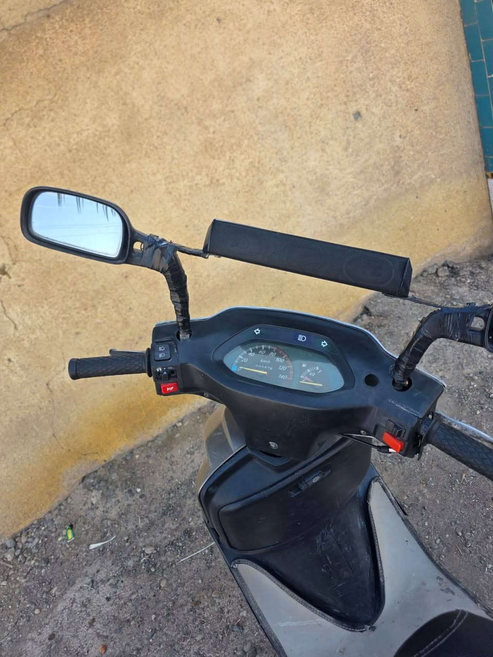 دراجه YAMAHA فراشه..لا تنقيص ولا تبخير نظيفة..فقط بيها صجمات مال الهندر مع العلم الهندر شغال.. السعر 400 وبيها مجال العنوان السجله *********** وإذا مراوس بايراني اراوس
