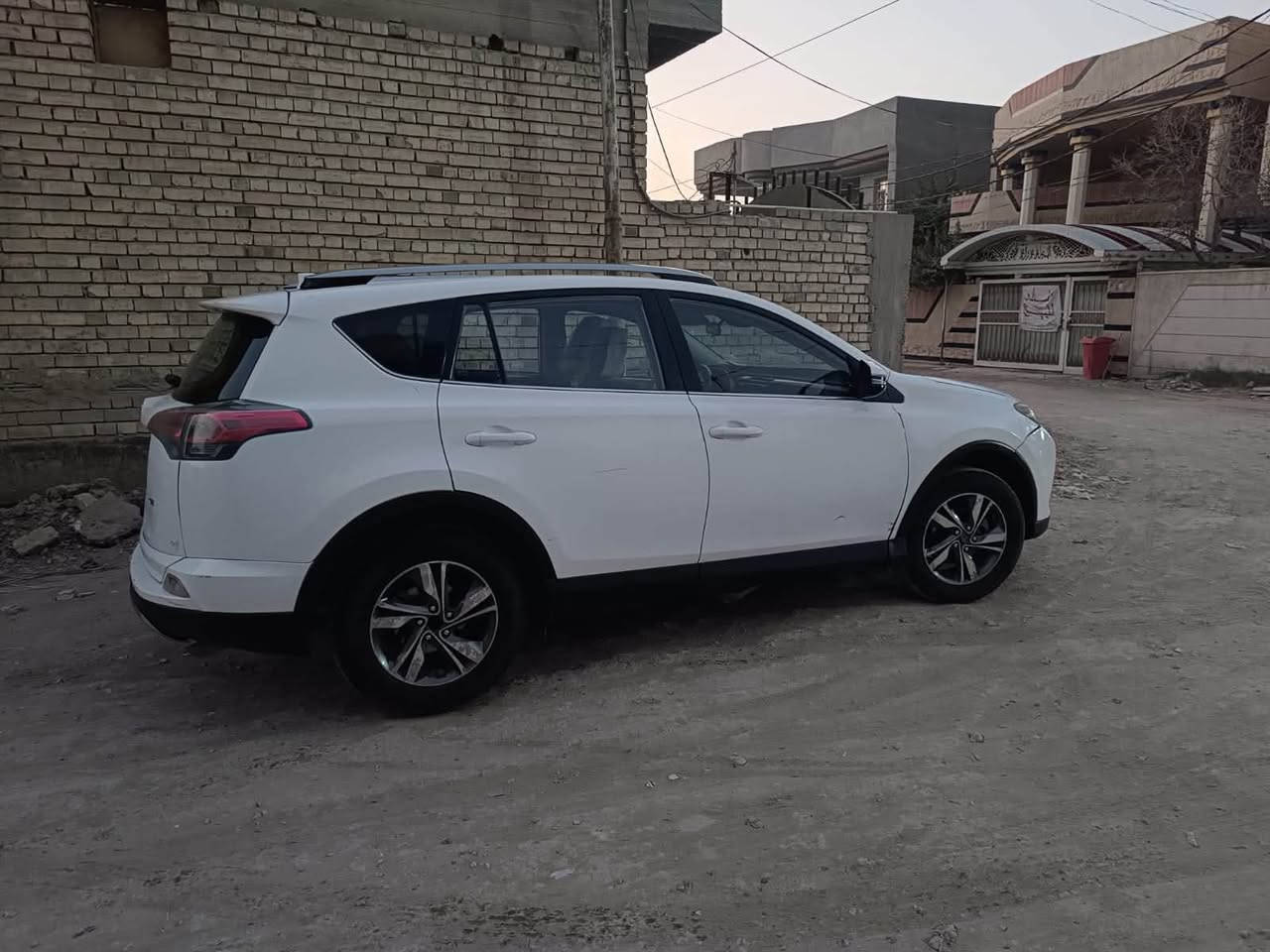 السلام عليكم 
راف فور ٢٠١٨ للبيع 
مواصفات xle اعلى مواصفات 
السياره حلوه وجاهزه ونظيفه 
حادثها موضح بالصور تبديل فقط بنيد وبارد بالجاملغ 
وبيهه بارد بسيط بقبق ااجنطه الباقي كفاله 
ماشيه ١٢٠ ميل 
رقم جديد باسمنا 
تحويل ثاني يوم 
السعر مناسب جداً ١٦٠ ورقه مستعجل ع البيع 
السياره مرتبه بالعافيه ع الياخذها 
مكانها حله ***********

