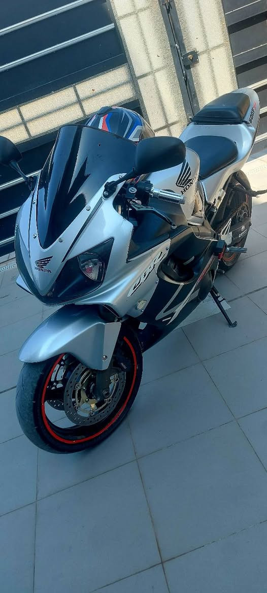 للبيع F4i افوراي 600cc دراجه كفاله عامه كير ومكينه وكفرات بلادي دراجه نضيفه كلش مكاني حله بابل سعر ٢٨ 
*********** واتس او اتصال
