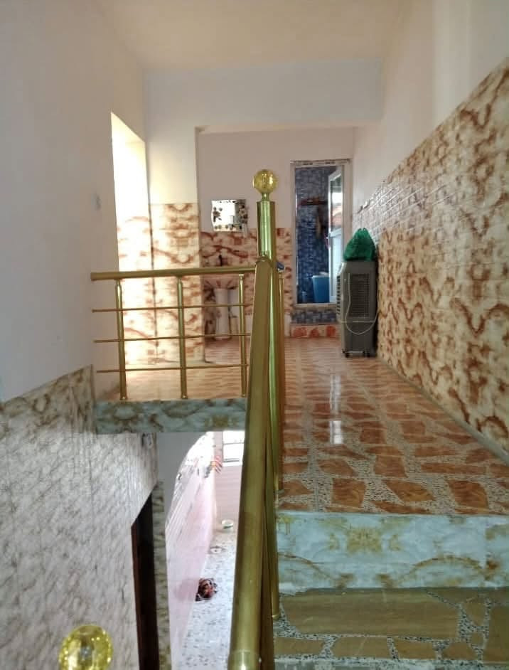 السلام عليكم
بيت للبيع  120م بناء حديث 

يتكون من :
الطابق الأول : هول + استقبال + مطبخ + دورة مياه2 (داخلية + خارجية)
الطابق الثاني : غرفتين نوم + حمام
الطابق الثالث: سطح

مع حديقة وكراج سيارة 

📍 العنوان : بابل - الحلة - ابو خستاوي - شارع الغسل

للاستفسار أكثر وعن السعر أيضاً التواصل خاص 
او الاتصال على الرقم ***********

هاي صور بسيطه للبيت👇
