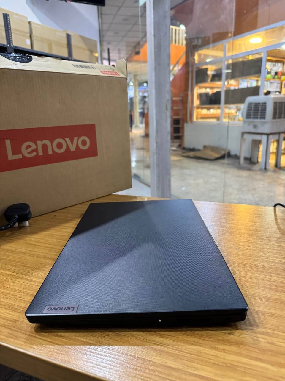 🌟 لاپتۆپێکی ⚡ کەم کارکردوو ⚡ بە نرخی سوپەر! 🌟
Lenovo V15 G4 (نەوەی ١٣)
تەنها ٢١ جار لە شەحن دراوە (لەگەڵ نوێدا چرکەیەک جیاوازی نییە)!
نوێکەی لە بازاڕ بە ٨٥٠ هەزارە، بەڵام ئەمەیان بە تەنها ٦٠٠هەزارە ئۆفەر کراوە (نزیکەی 💥 ٢٥٠ هەزار دینار هەرزانتر لە ئەکبەند 💥).
💎 مواستفاتەکان:
▪️ پڕۆسێسەر: Intel Core i5-13420H (زۆر بەهێز و خێرا)
▪️ ڕام: 8GB DDR4
▪️ هارد: 512GB SSD NVMe
▪️ شاشە: 15.6" Full HD
▪️ پاتری: ١٠٠٪ تەندروست (تەنها 21 Cycles)
▪️ ملحقات: شەحنکەرەوەی ئەسڵی + کارتۆنەکەی خۆی
📍 شوێن: هەولێر - سوڵتان مظەفەر
📲 پەیوەندی / واتسئەپ: ***********
(فرسەتێکی زۆر بەنرخە، یەکەم کەس پەیوەندی بکات پیرۆزی بێت!) أربيل, العراق

