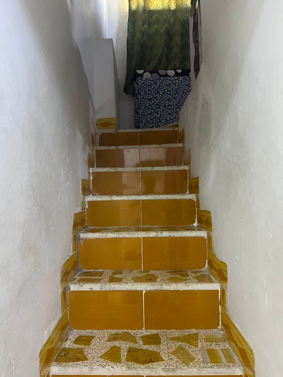 السلام عليكم بيت لليجار بل سماح الثانيه الارضي غرفه هول صحيات واستقبال الثاني غرفه هول صحيات غرفتين بعد ماكمله البيت 120 متر ركن التواصل مع مكتب صفوان السنجاري في شقق الخظراء التواصل على الرقم التالي *********** اسيا ***********
