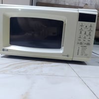 مايكرو LG اصلي باب اول  جديده استخدام شي قليل  للاستفسار ٠٧٧٠٣٧٩٤٥٨٧