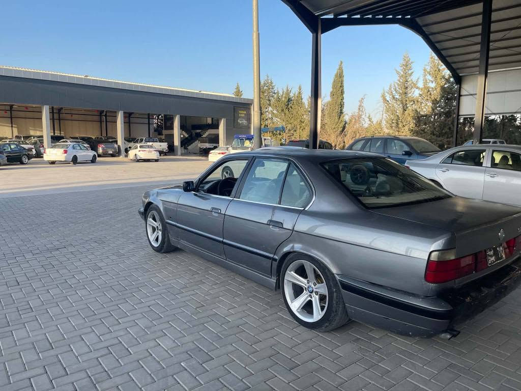 🌹بەناوی خوای گەورەو میهرەبان 🌹 
bmw
مۆدێل 1993                                ***********
مەکینەی 525 ئۆتۆماتیک 
ئاڕمی پلاستیکی سلێمانی 
ئاڕم و ئەوەلیات و موس و بڕاوە  بەشەرت  
گێڕو مەکینەی بەشەرت  چوارتایەو ویلی هامانی لەژێرە چوارجام کارەبایی  قفڵ مەرکەزی کۆنتڕۆڵ  پیش و دواو شان و سەقفی هیچ دەعم و لێدراوییەکی پێوە نیە کارەبایی هەموگیان بەشەرت  سعری 27 گەڵاو کەمێک معامەلە ناونیشان سلێمانی    ژ . م           ***********               *********** السليمانية, العراق

