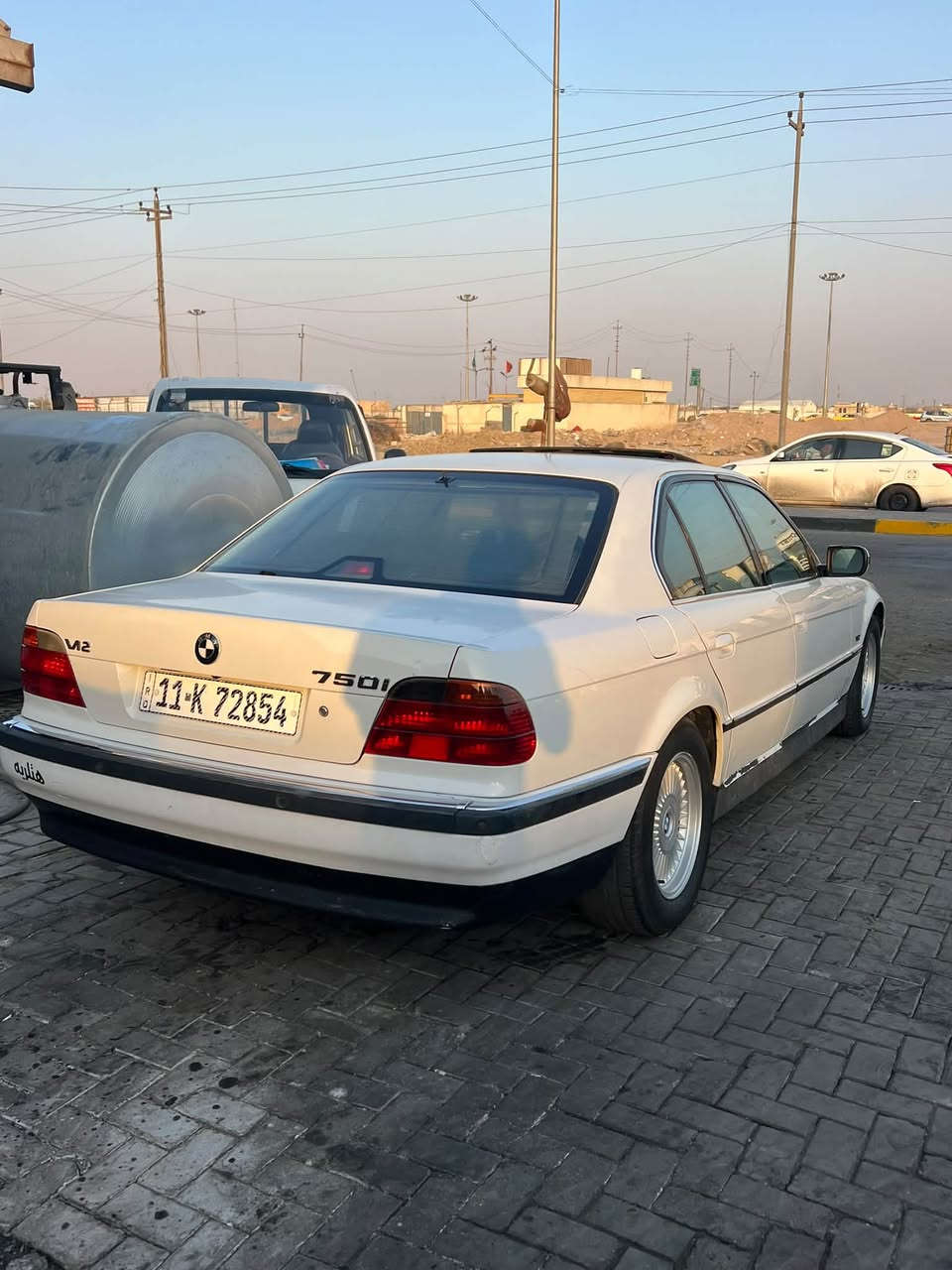 سلام عليكم BMW/750i/V12/1995كفاله عامه صبغ وضربه ونقل وتبديل
رقم بغداد بسمي سنويه ل30  حداديه جديده دبلات خلفي هايدروليك بلاد تخم تاير سلايت شغال مكينه 12سلندر سياره كلها بلاديه تبريد شغال كشنات كهرباء جلد 5بردات خلفيه كهرباء جنطه شفط منضومة زنون كامله شاشه اندرويد ويل شعاع بلاد مال 50 بجم 2000محدث السعر 130وبيها  ترهم مراوس الفينيه او اوباما للستفسار *********** ماكن بصره
